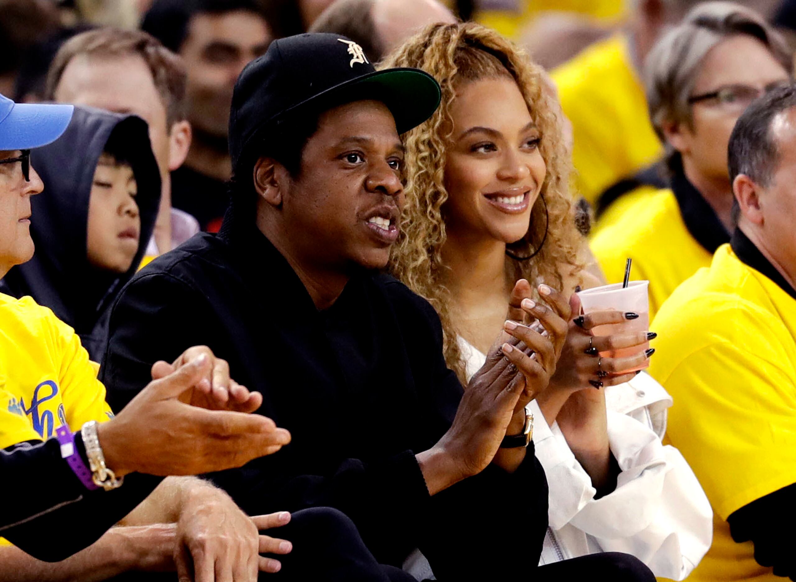 Jay-Z y Beyonce miran el primer juego de la segunda ronda de postemporada de la NBA entre los Warrios de Golden State y los Pelicans de Nueva Orleans en Oakland, California, el 28 de abril de 2018