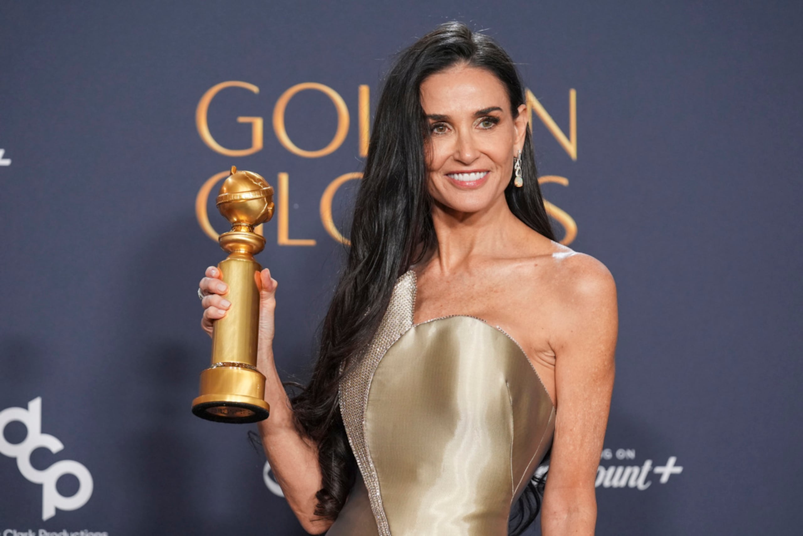 Demi Moore posa en la sala de prensa con el premio a la mejor actuación de una actriz en una película por "The Substance" durante la 82ª edición de los Golden Globes, el 5 de enero de 2025, en el Beverly Hilton, en California.