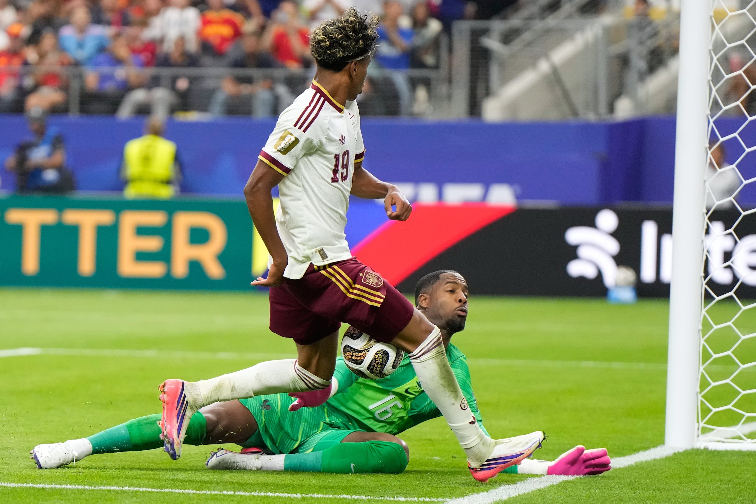 El portero francés Mike Maignan tapa un disparo de Lamine Yamal en la semifinal entre España y Francia.