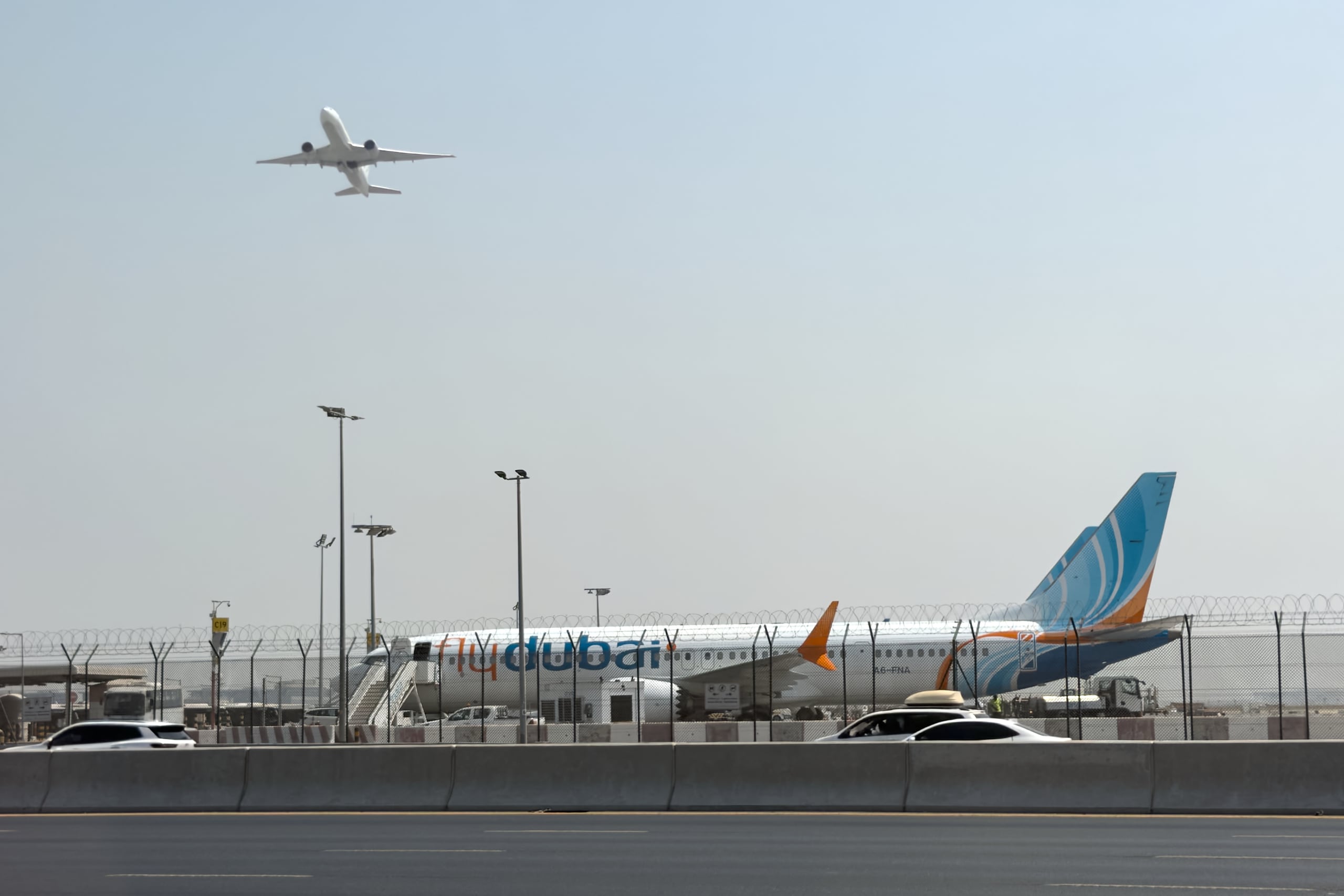 Un avión despega mientras otro de Flydubai está sobre la pista del Aeropuerto Internacional de Dubái, en Emiratos Árabes Unidos, el 30 de septiembre de 2026. (AP Foto)