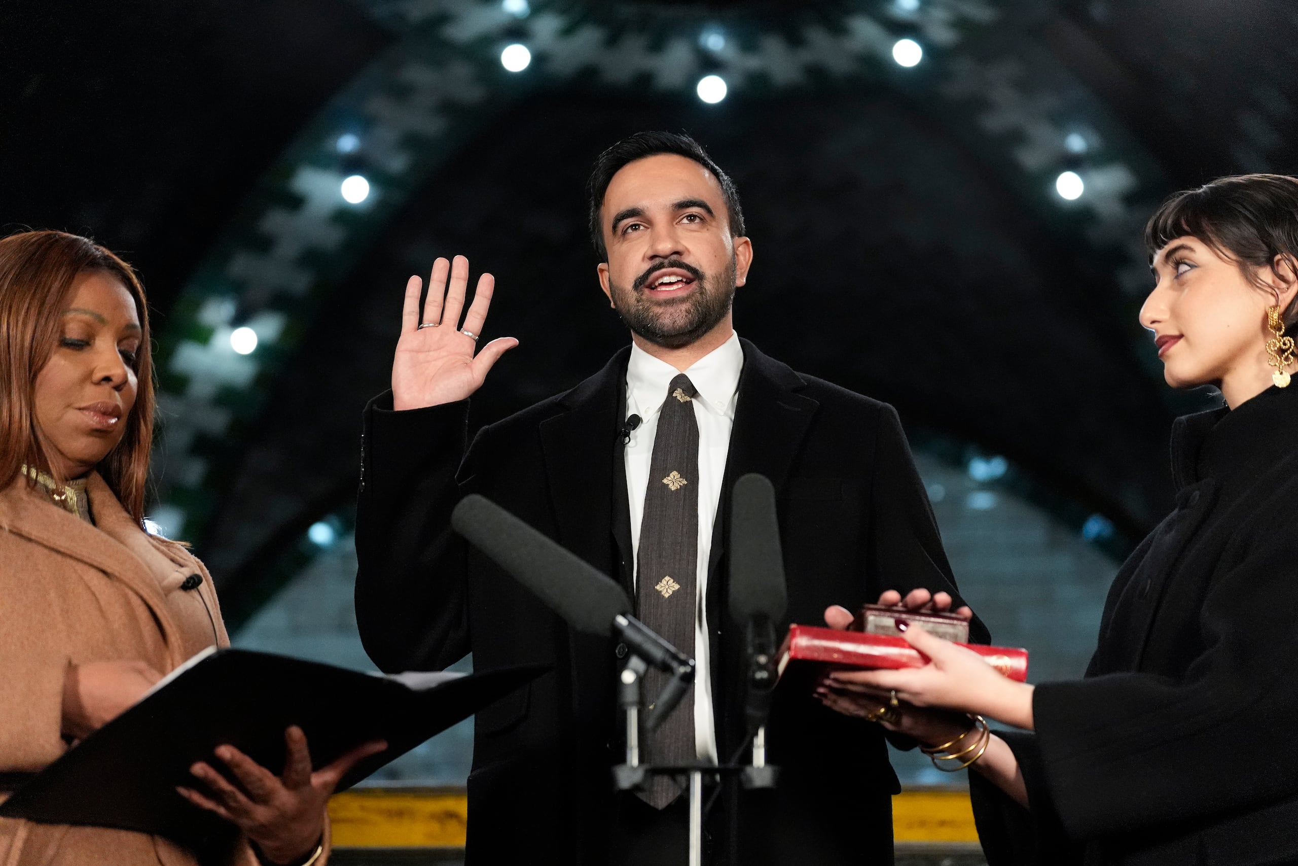 “Este es verdaderamente un honor y un privilegio únicos en vida”, afirmó Mamdani en un breve discurso.