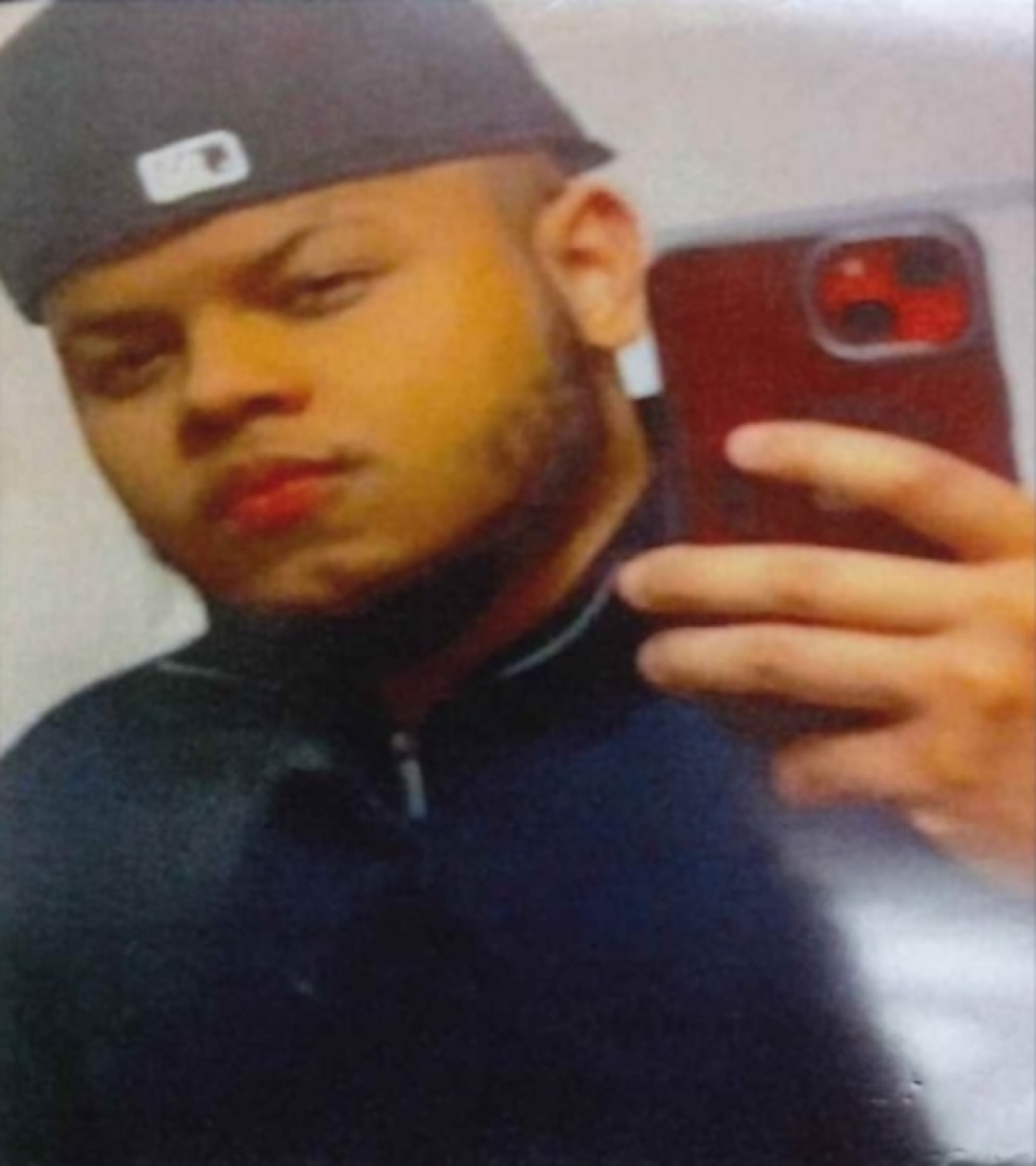 Cristian Ángel Castillo Rodríguez de 25 años, viajaba en el carro de su hermana, un Toyota Corolla, color gris, del año 2009 y con tablilla HFV-279, la última vez que fue visto el 28 de mayo, en Florida.
