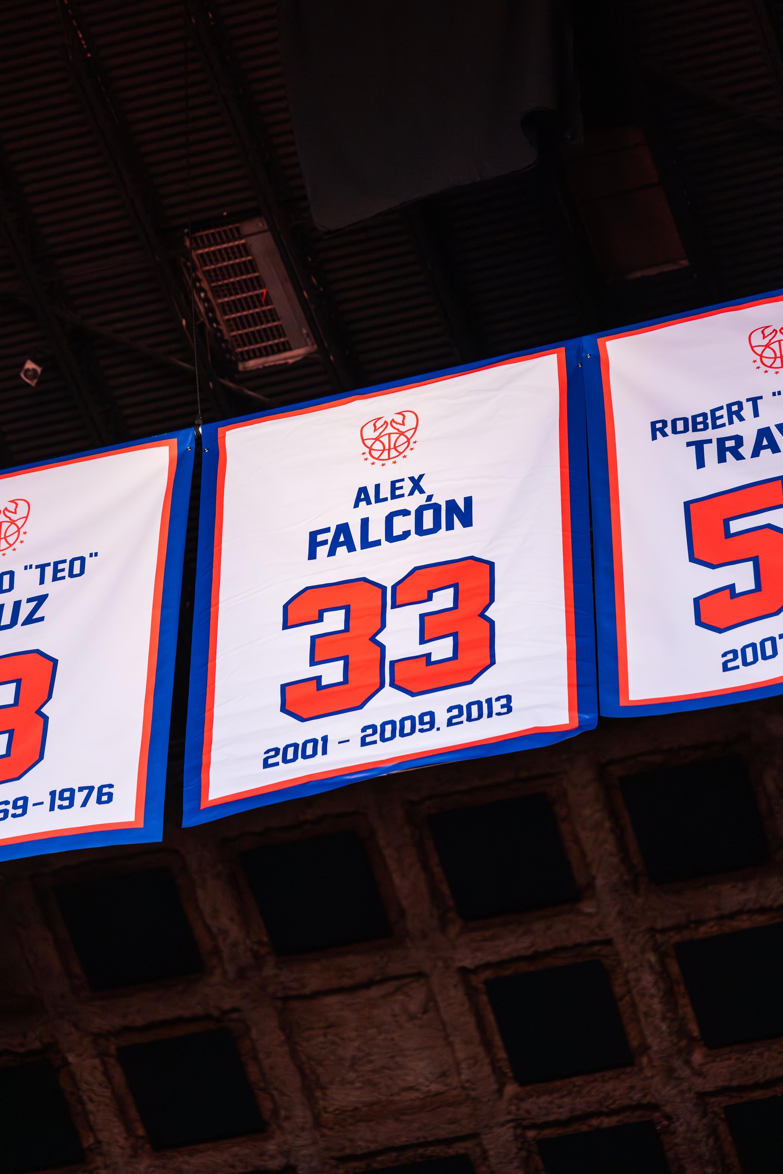 El número 33 de Alex Falcón ahora cuelga del techo del Coliseo Roberto Clemente tras ser retirado por los Cangrejeros de Santurce.