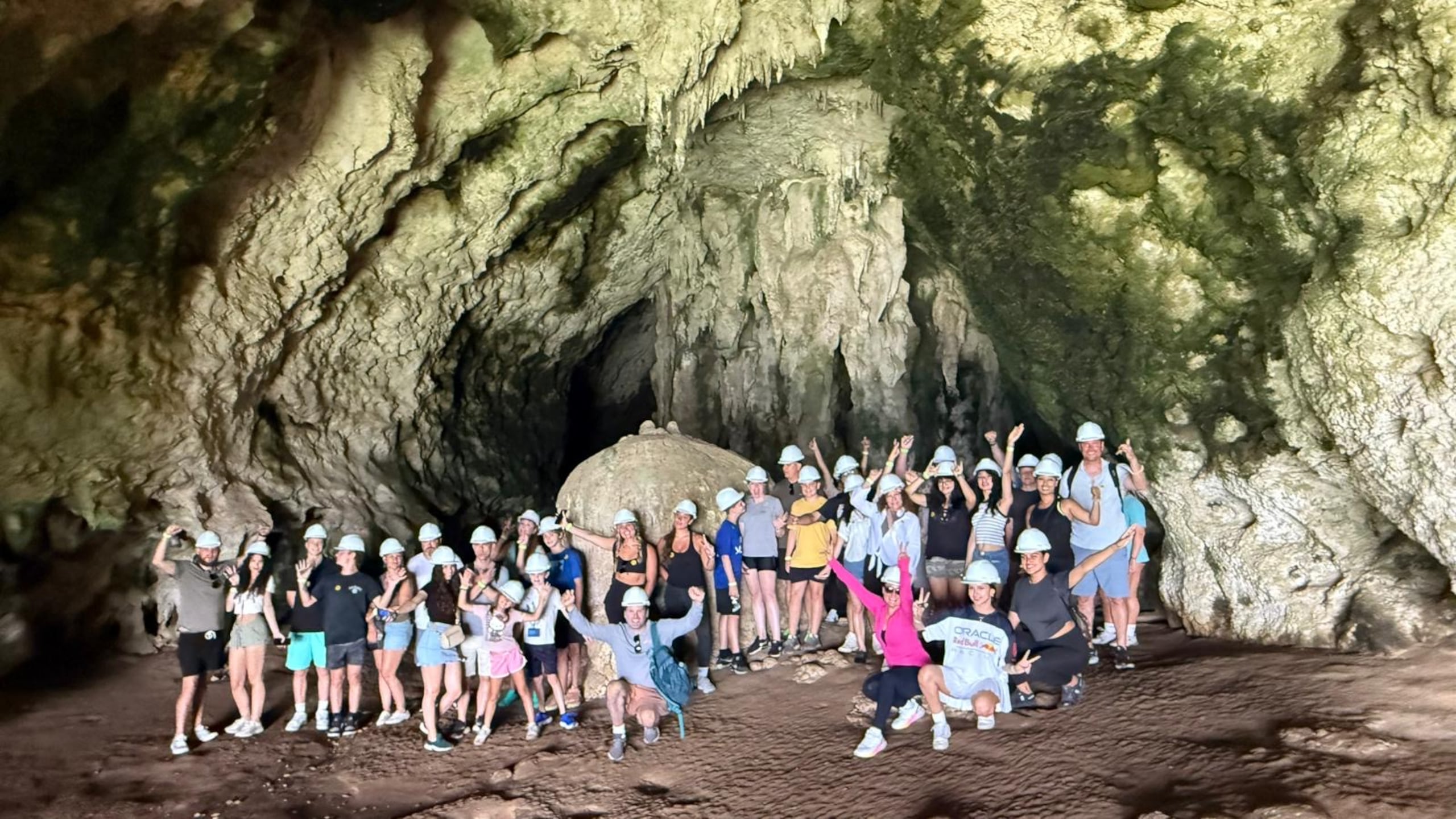 Además de disfrutar la de excursión a Cueva Ventana, los turistas que viajaron hasta Arecibo fueron recibidos con música, comida arecibeña y artesanías.