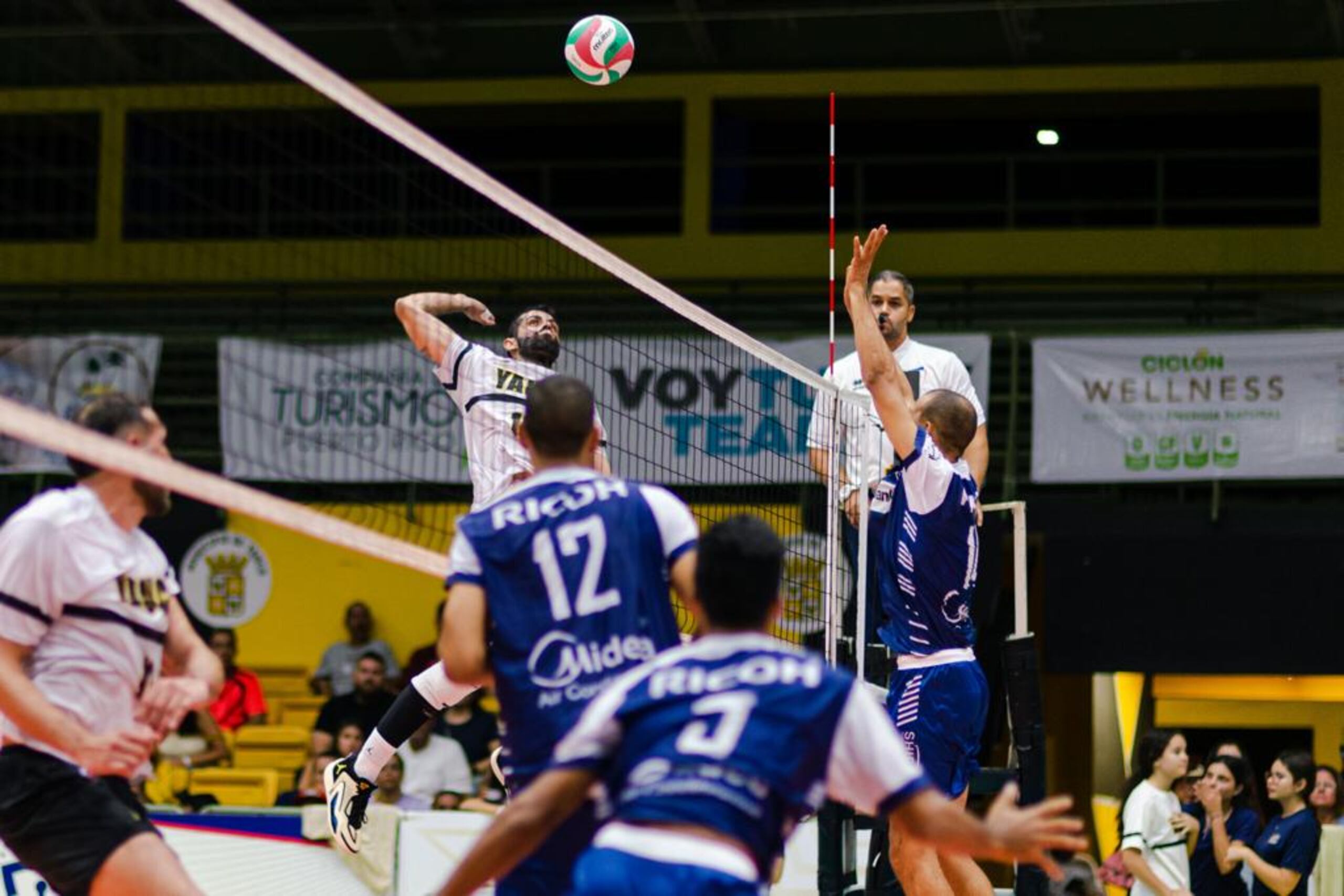 Jackson Rivera de los Cafeteros se prepara para un ataque.