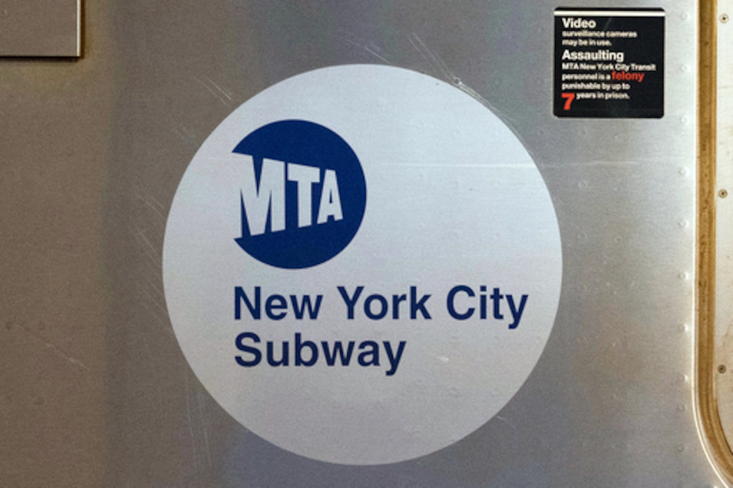 ARCHIVO - El logotipo de la MTA se ve en el lateral de un vagón del metro de Nueva York, el 23 de abril de 2020, en Nueva York. (Foto AP/Mark Lennihan, archivo)