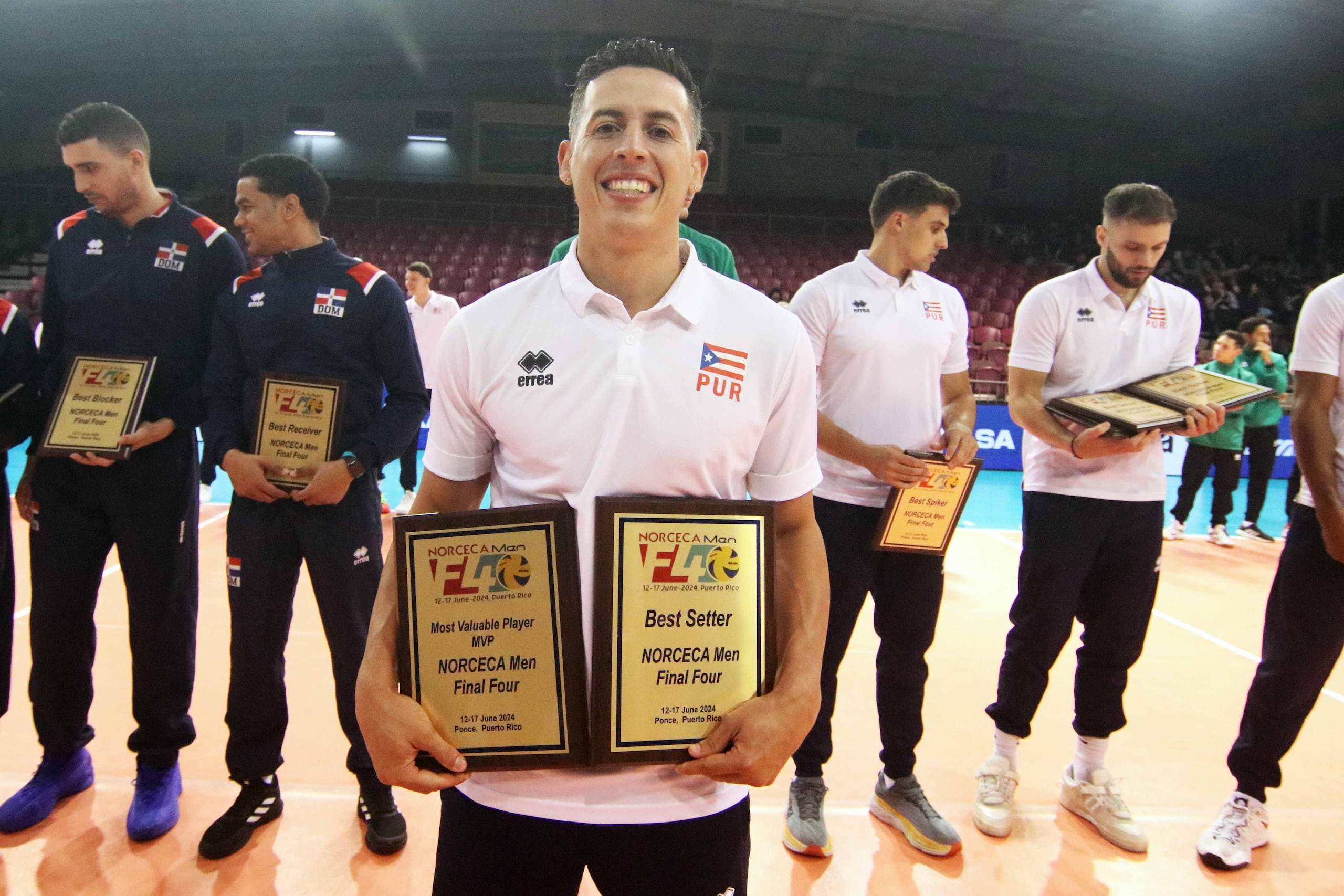 Kevin Rodríguez, de Puerto Rico, sostiene los premios Jugador Más Valioso y Mejor Acomodador del torneo.