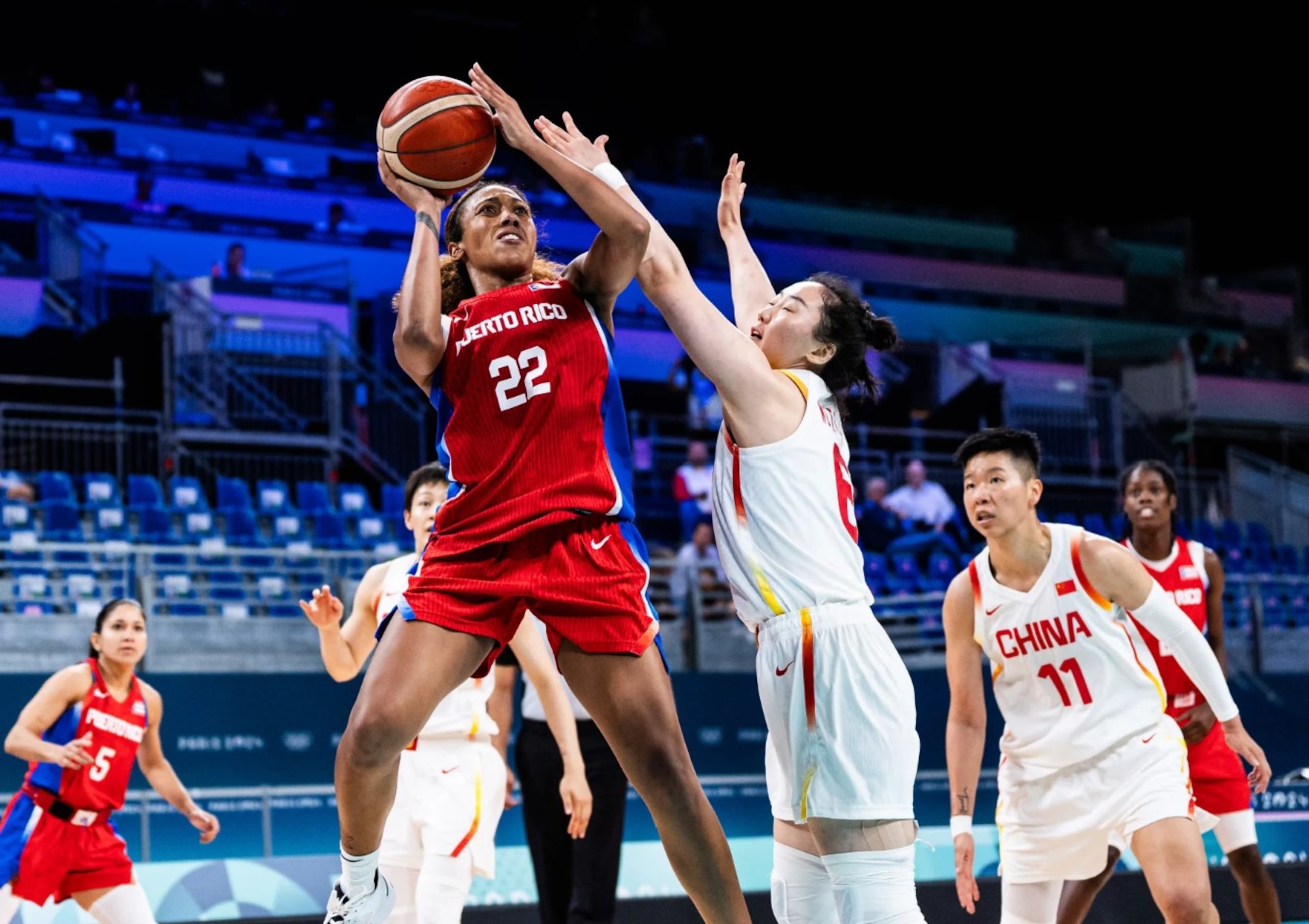 Arella Guirantes lanza al canasto frente a la defensa de China en los Juegos Olímpicos.