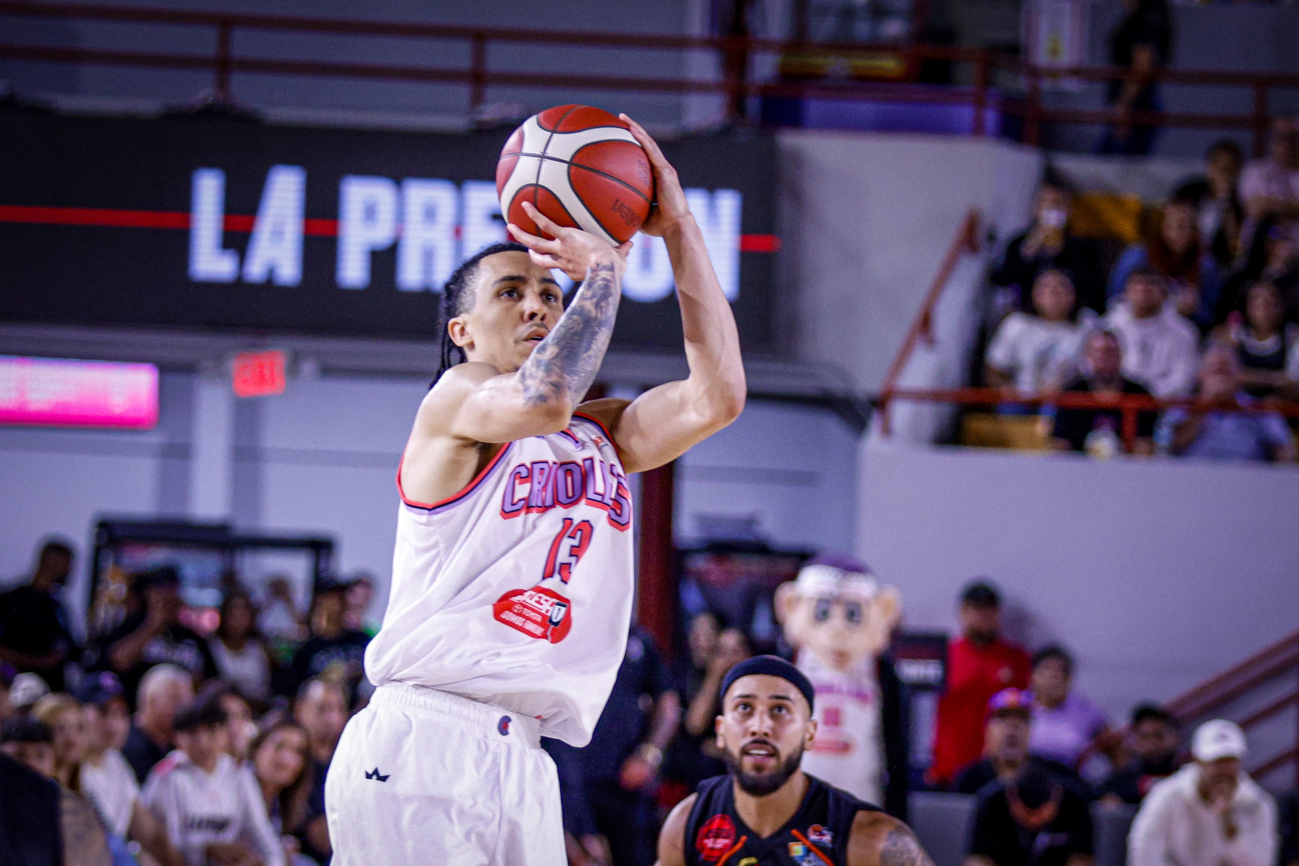 Travis Trice lanza al canasto en un juego contra los Atléticos de San Germán.