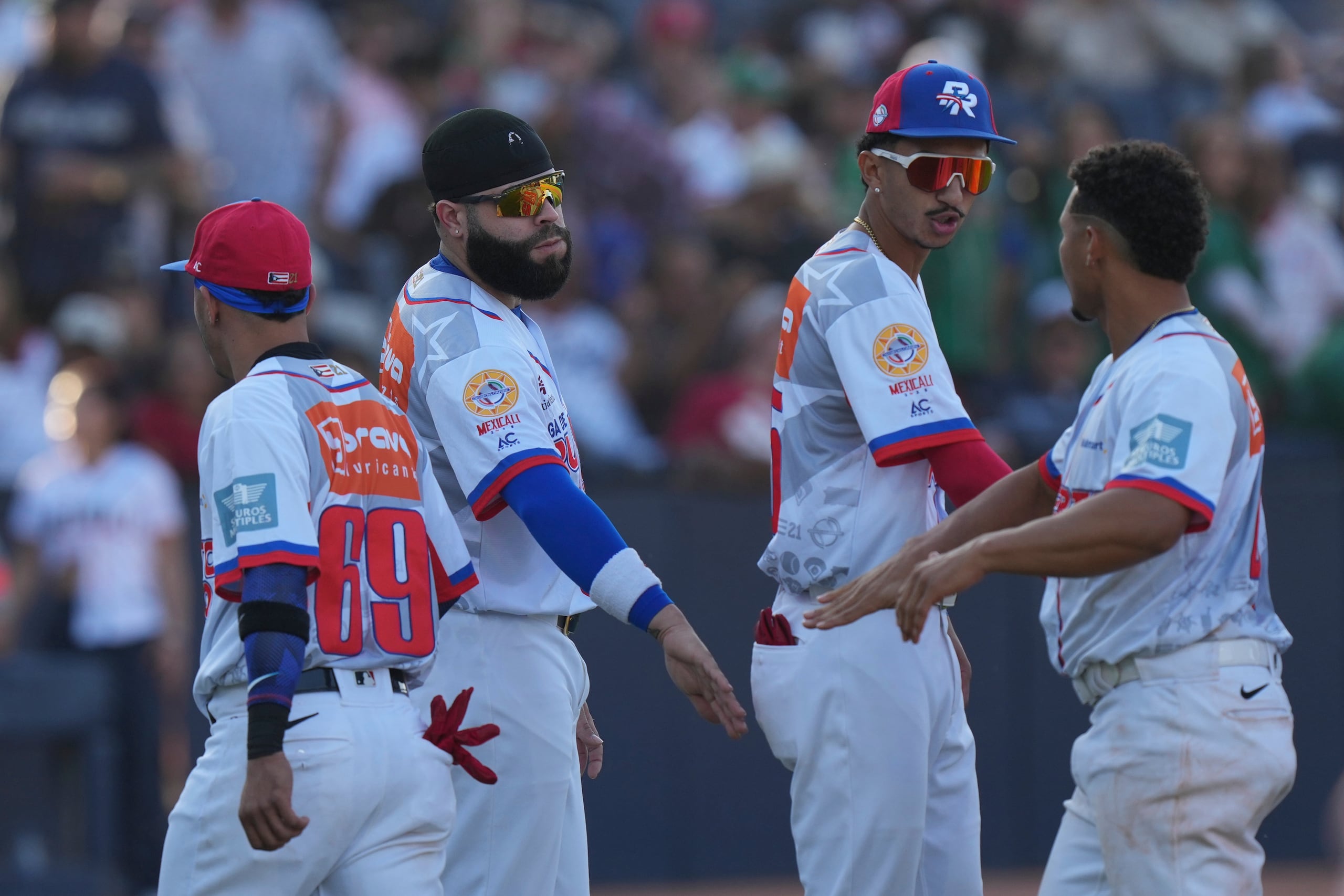 Los jugadores de Puerto Rico celebran su victoria sobre Japón.