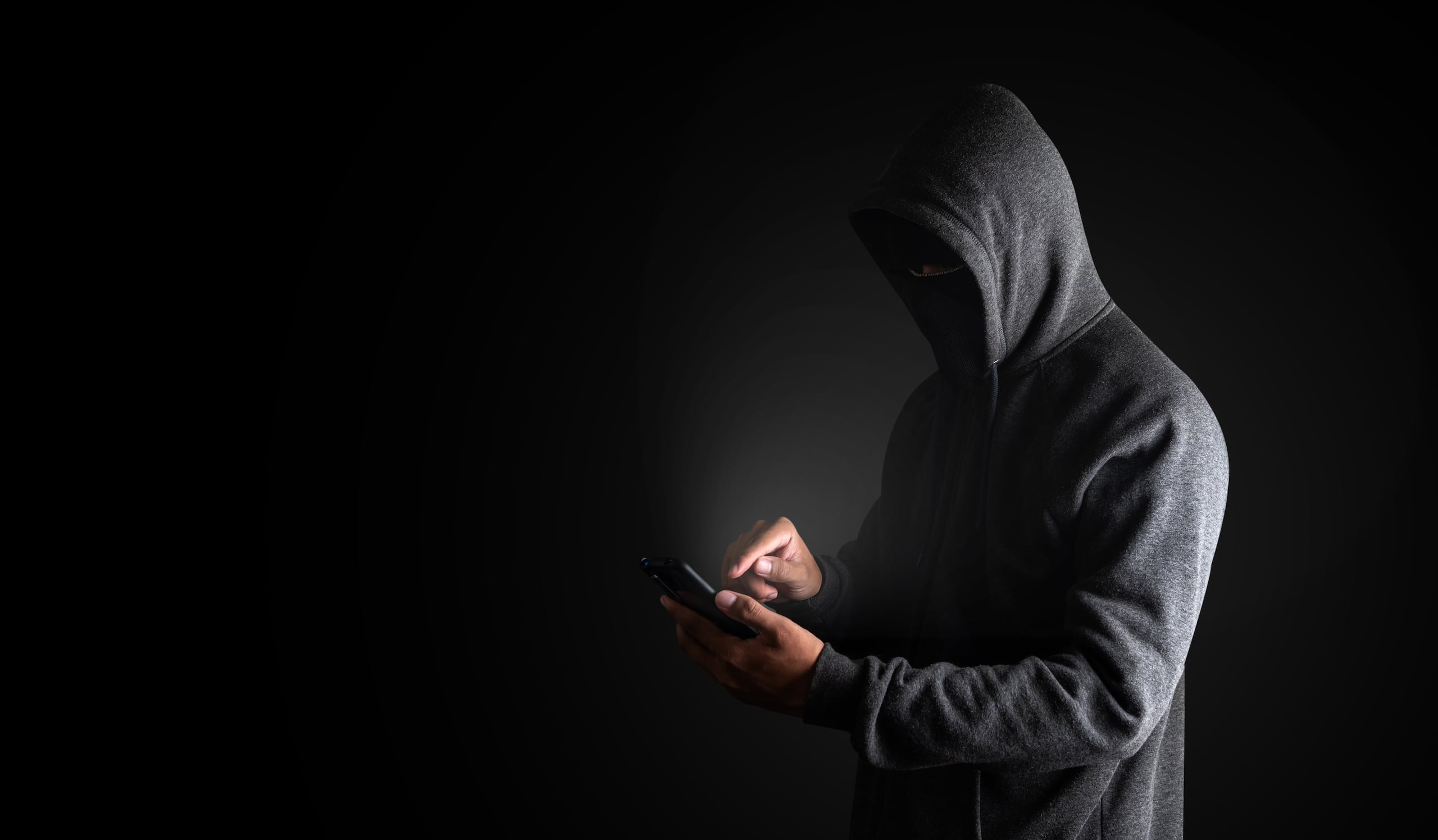 Utilizando inteligencia artificial, los estafadores pueden capturar la voz de un ser querido y hacerle creer a la víctima -durante una llamada telefónica- que realmente tienen a su familiar secuestrado.