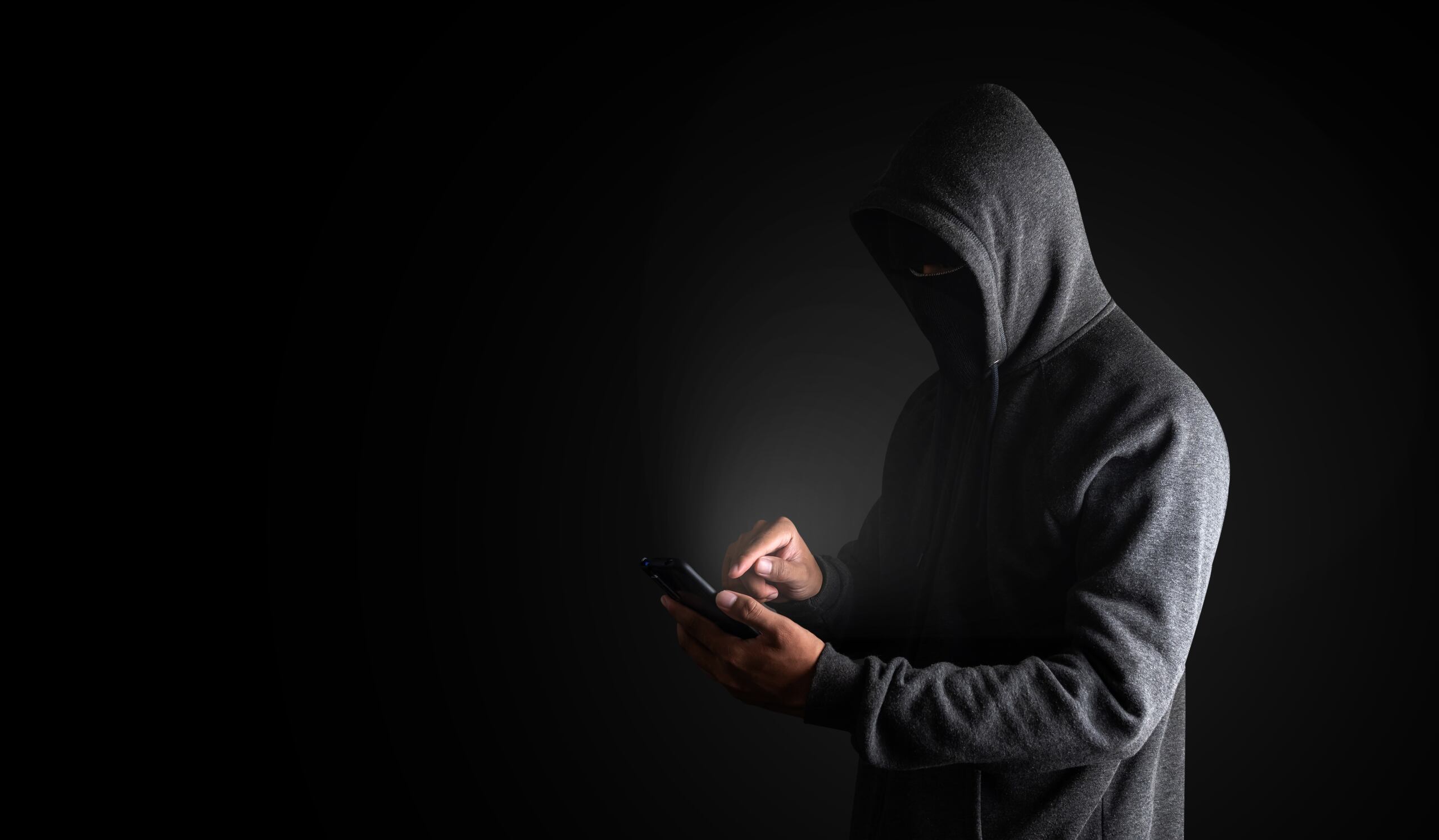 Utilizando inteligencia artificial, los estafadores pueden capturar la voz de un ser querido y hacerle creer a la víctima -durante una llamada telefónica- que realmente tienen a su familiar secuestrado.
