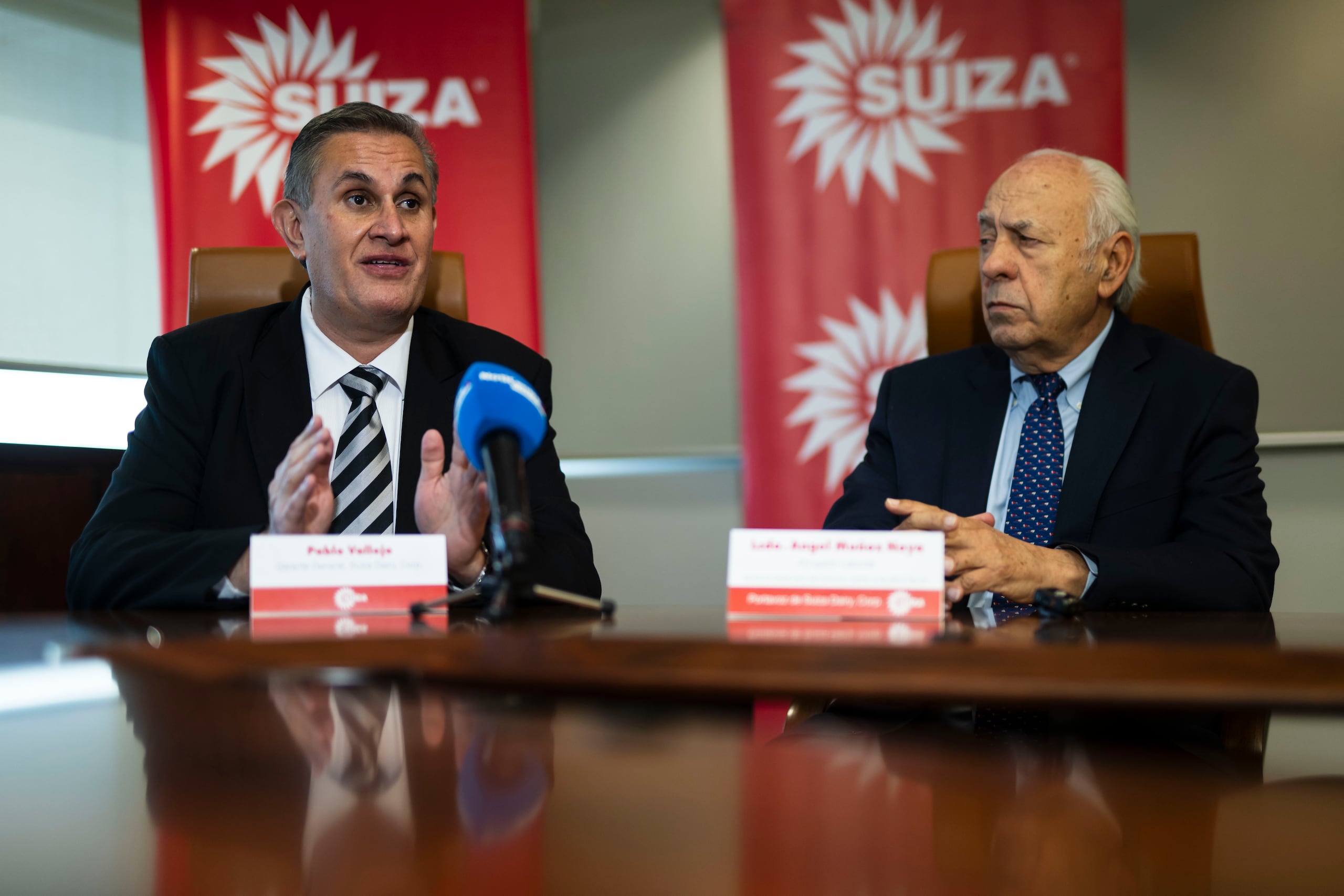 Pablo Vallejo, gerente general de Suiza Dairy, Corp. y Ángel Muñoz Noya, abogado laboral del bufete Sánchez Betances, Sifre & Muñoz Noya, dieron detalles sobre el cese de los trabajos en la planta de Aguadilla.