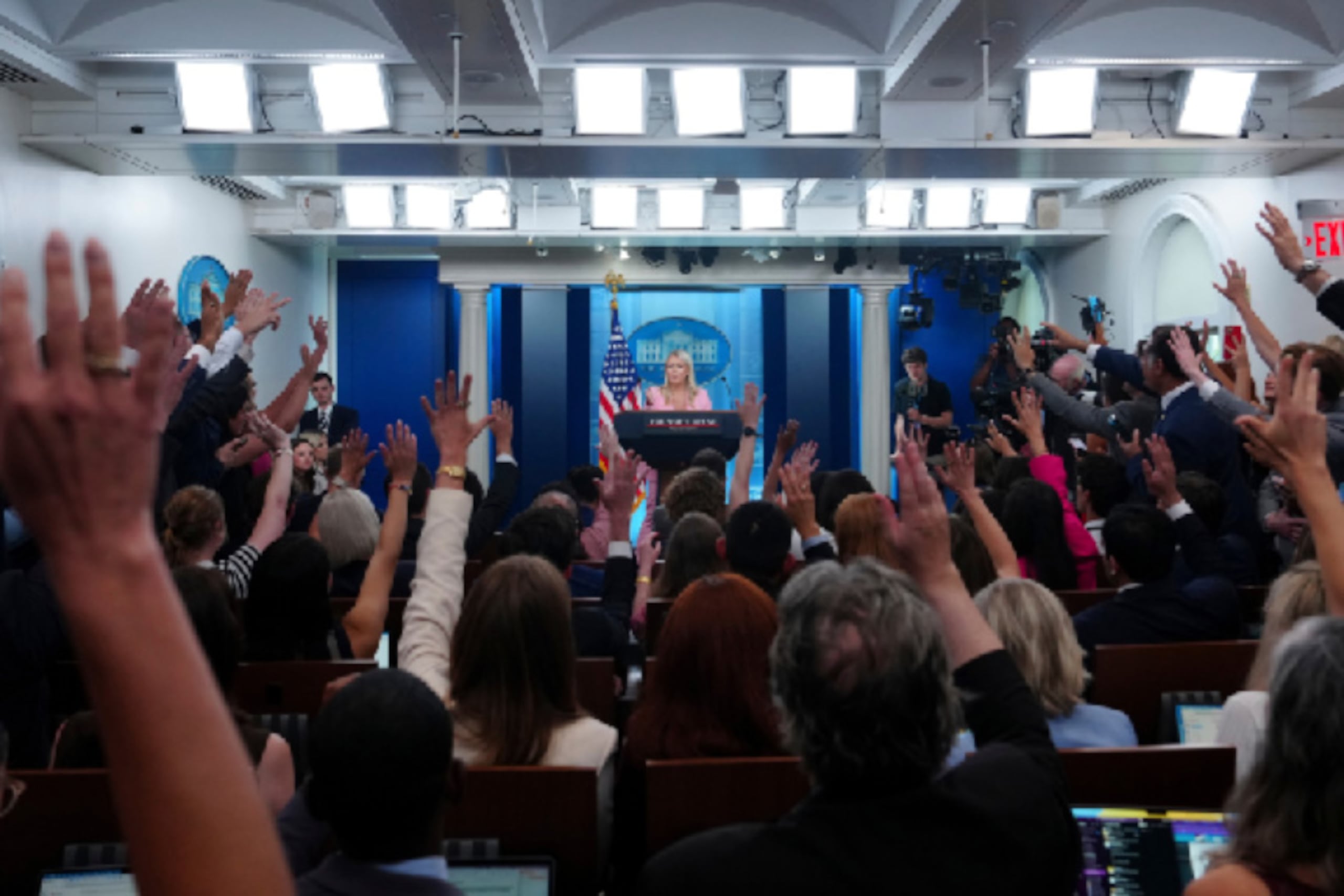 La secretaria de prensa de la Casa Blanca, Karoline Leavitt, habla con reporteros en la Sala de Prensa James Brady de la Casa Blanca, el jueves 16 de julio de 2026, en Washington. (AP Foto/Julia Demaree Nikhinson)