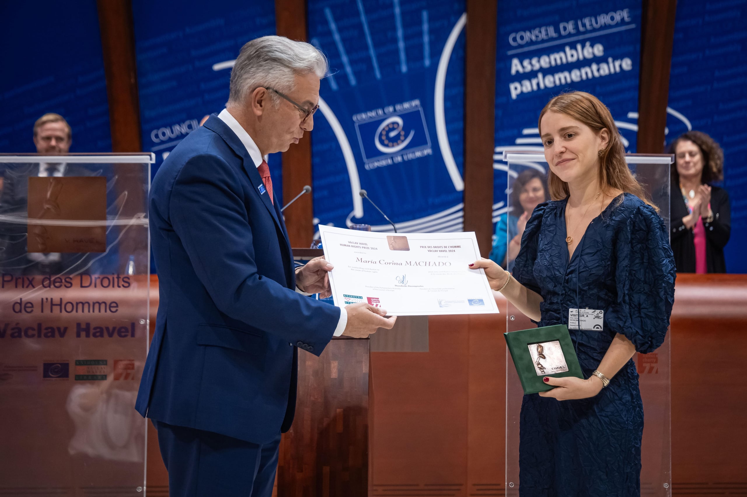 Ana Corina Sosa recibe el premio Vaclav Havel en representación de su madre, Maria Corina Machado, quien se convierte en la primera latinoamericana que recibe el galardón que premia anualmente a los defensores de los derechos humanos.