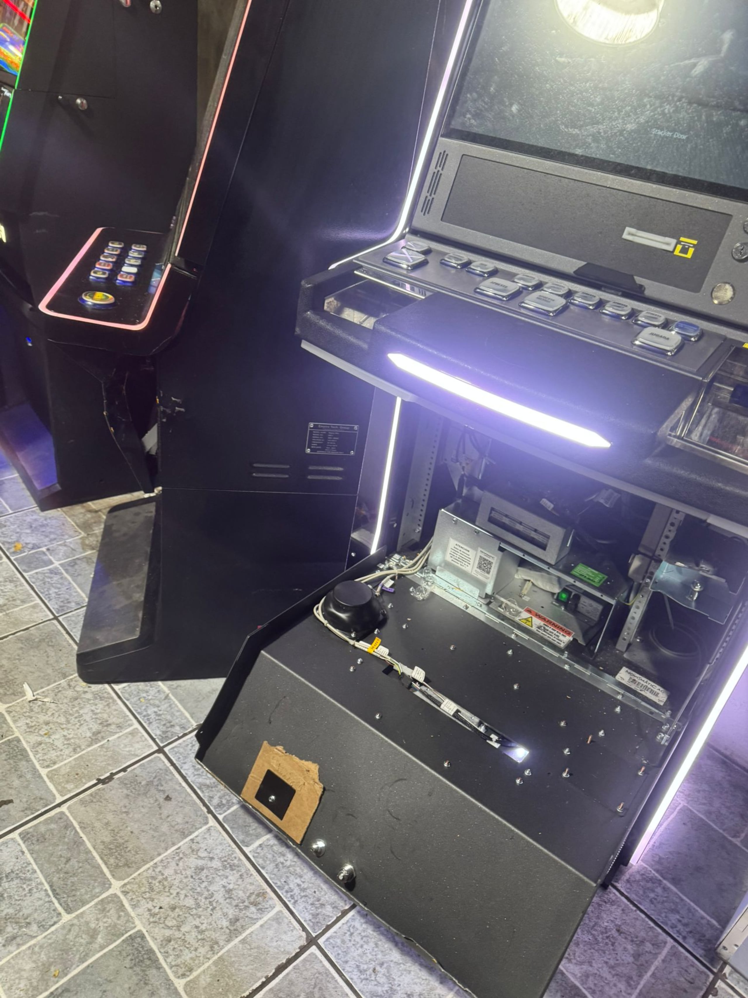 Los escaladores ocasionaron daños a tres máquinas de juego y al sistema de seguridad. (Archivo)