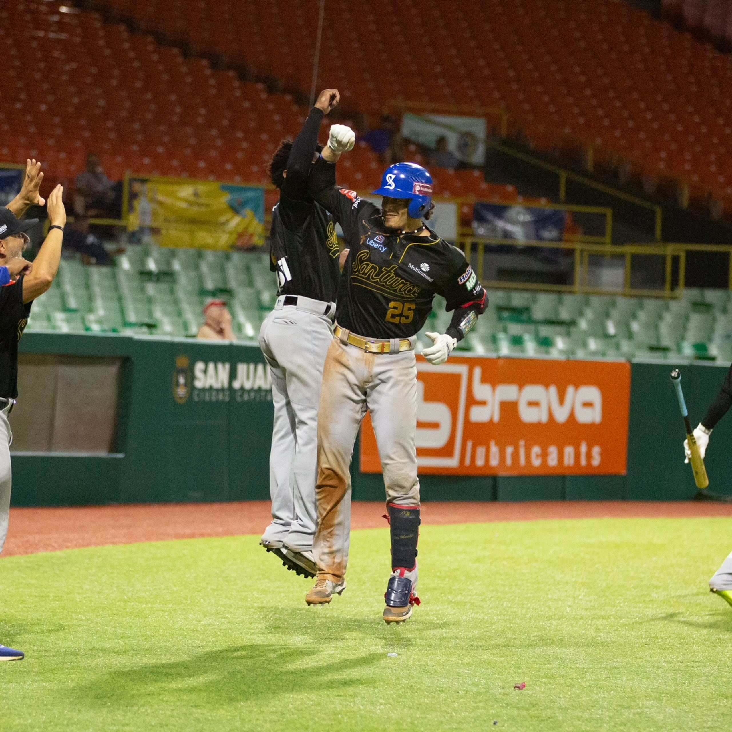 El receptor de los Cangrejeros de Santurce, Roy Morales, celebra tras conectar un cuadrangular en el Estadio Hiram Bithorn.