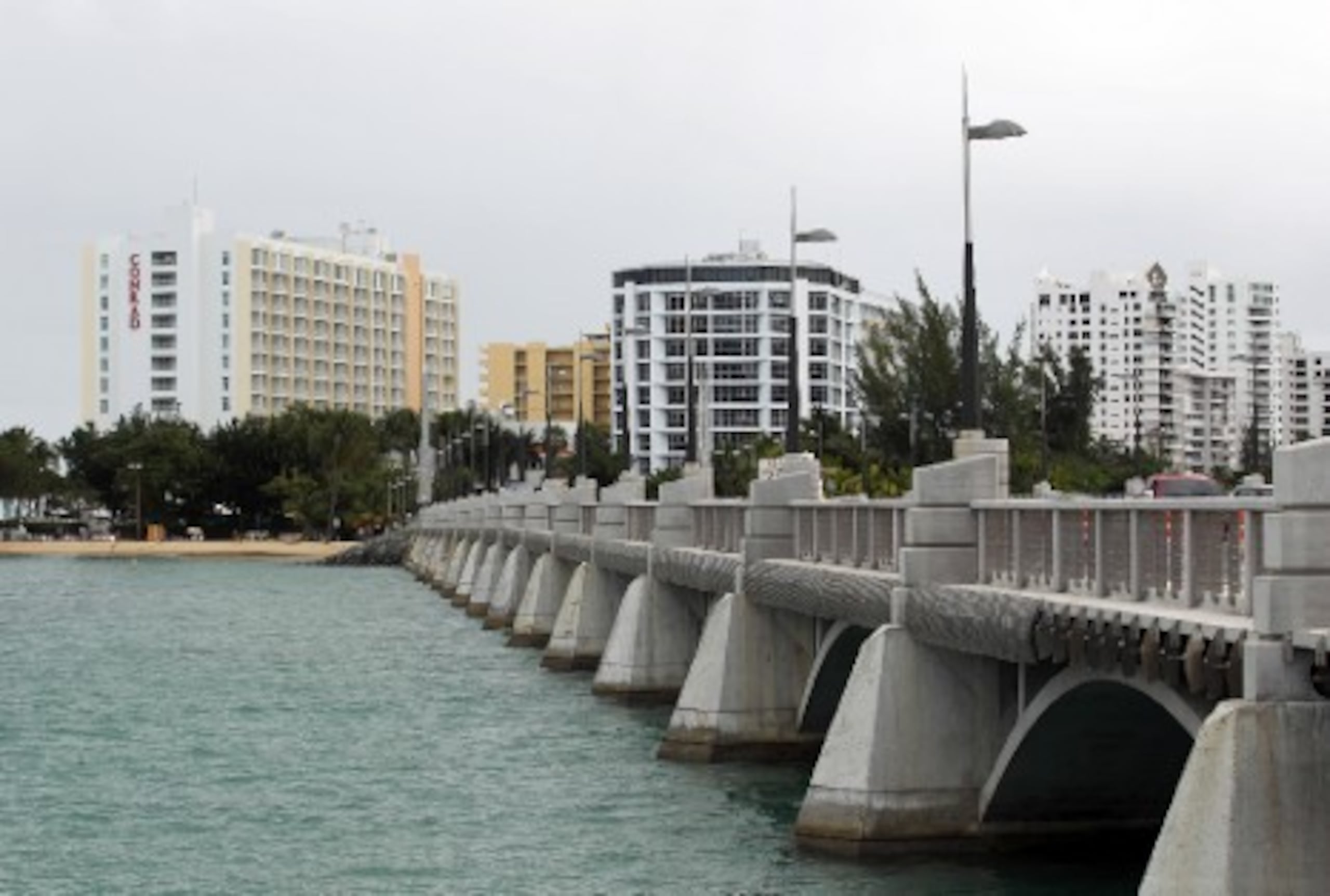 Con motivo de las celebraciones por la conmemoración del Día de la Independencia de Estados Unidos el carril del puente Dos Hermanos, que conduce hacia Condado fue cerrado esta mañana. (Archivo)