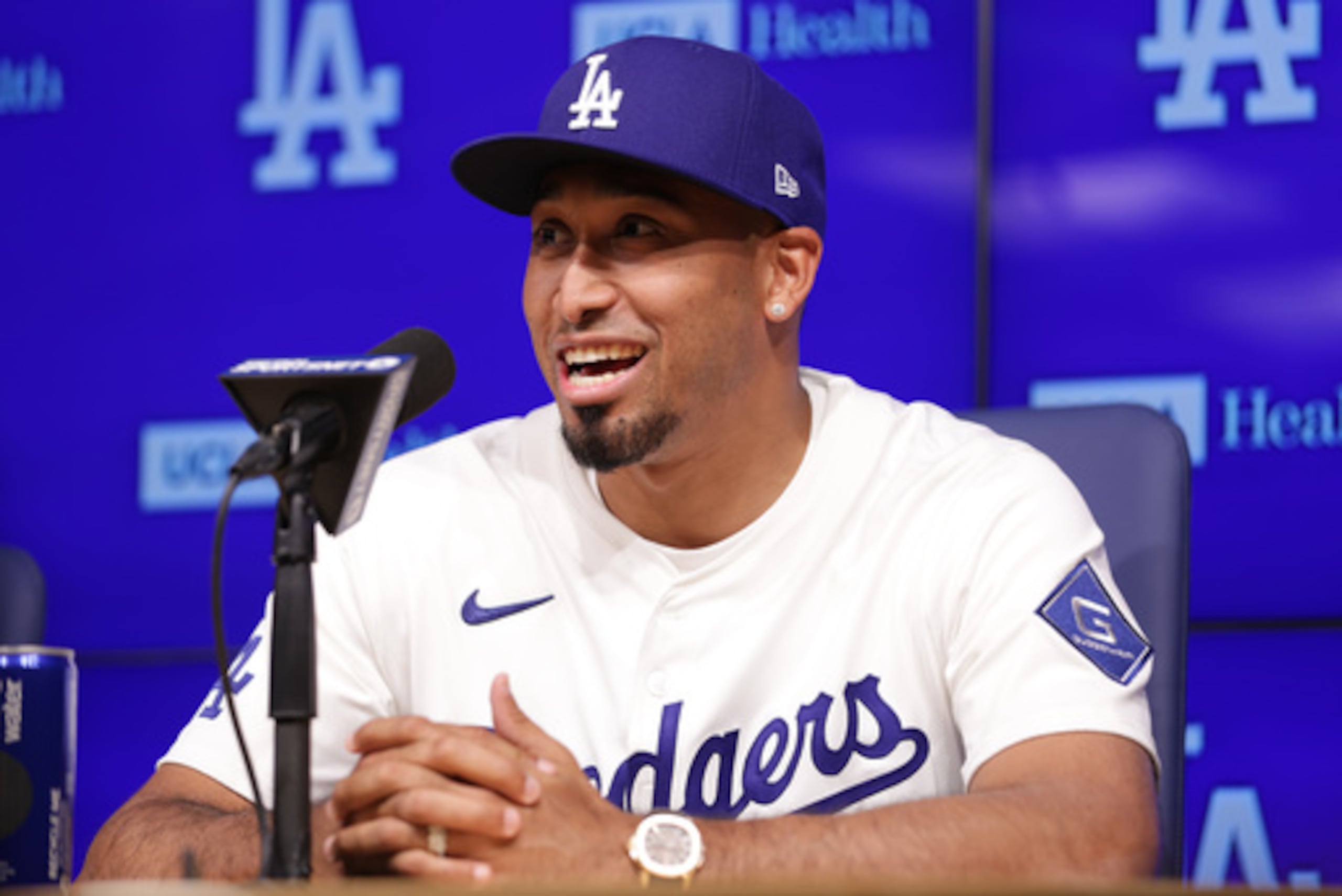 Edwin Díaz habla durante su presentación como nuevo miembro del equipo de béisbol de los Dodgers de Los Ángeles el viernes 12 de diciembre de 2025, en Los Ángeles. (AP Photo/Ethan Swope)
