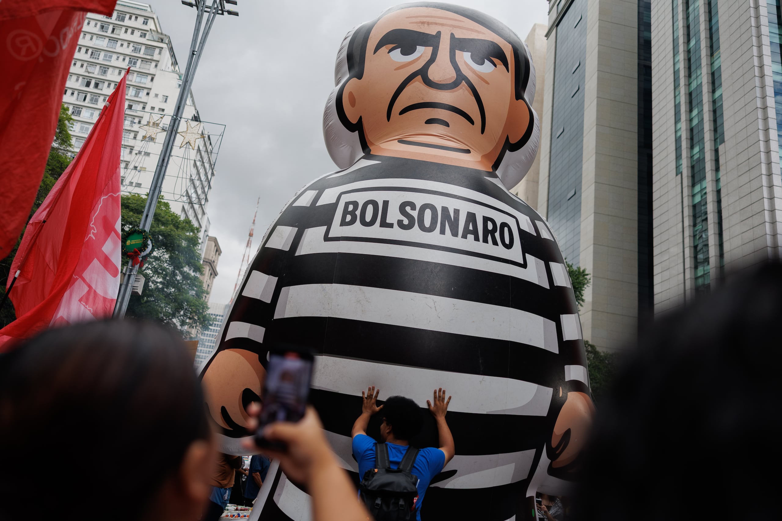 Una persona sostiene una figura con la imagen del expresidente de Brasil Jair Bolsonaro este domingo, durante una manifestación contra el proyecto de ley conocido como 'PL de la Dosimetría' y contra la amnistía a Bolsonaro, en Sao Paulo (Brasil). EFE/ Isaac Fontana