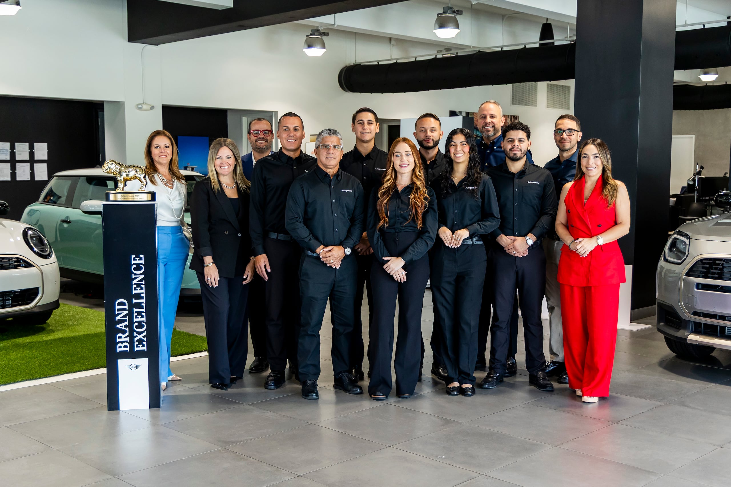 Desde la izquierda: Marimer Martínez, Natalie Soltero, Enrique De La Cruz, Roberto Cruz, Andrés Soler, Richard Benítez, Carolyn González, Ian Villegas, Juliana Maldonado, Waldemar Ayala, Abdiel De Jesús, José Nieves y Keileany Bula.