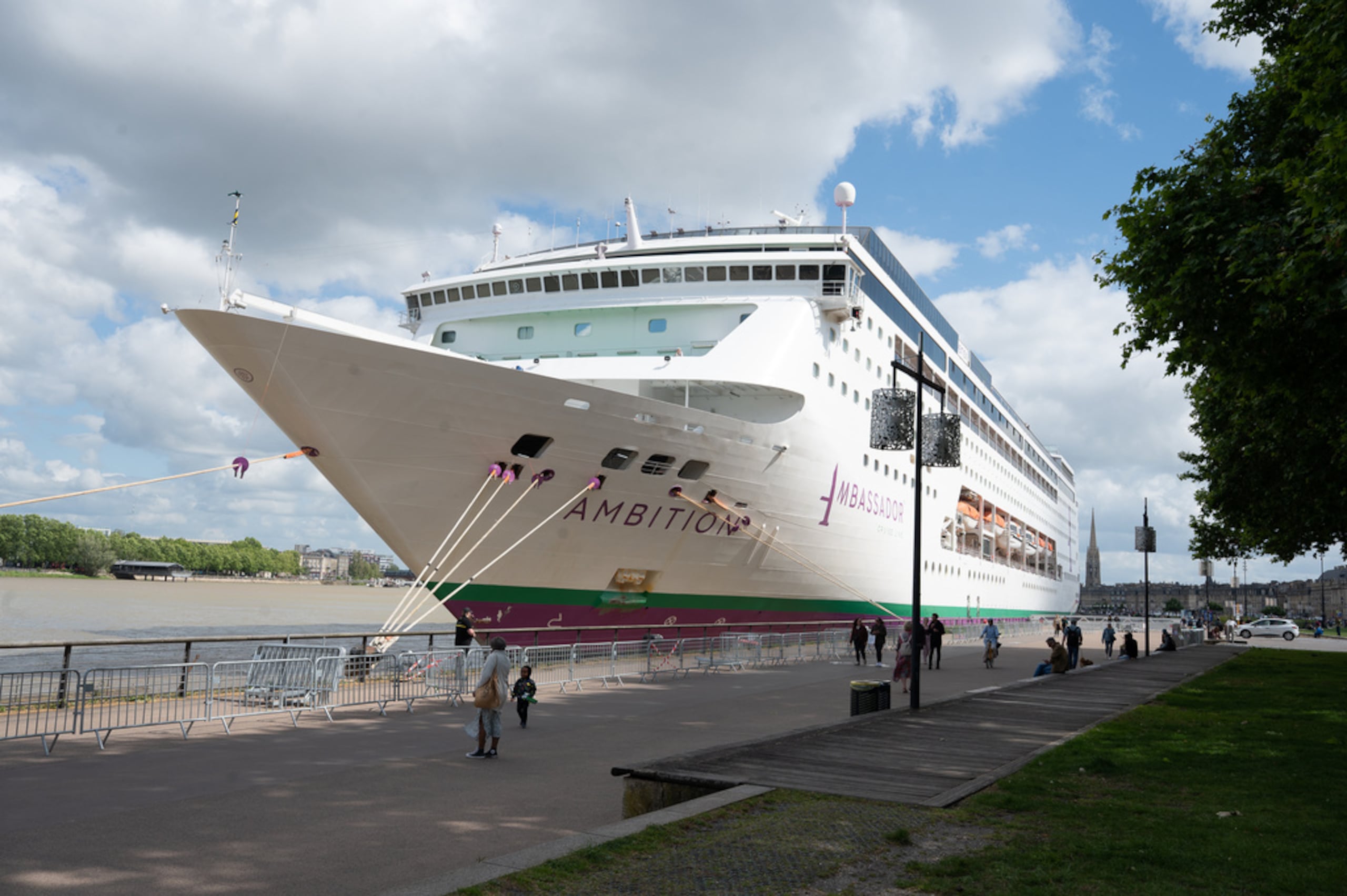 Personas caminan frente al crucero británico Ambition en Burdeos, suroeste de Francia, el 13 de mayo de 2026.