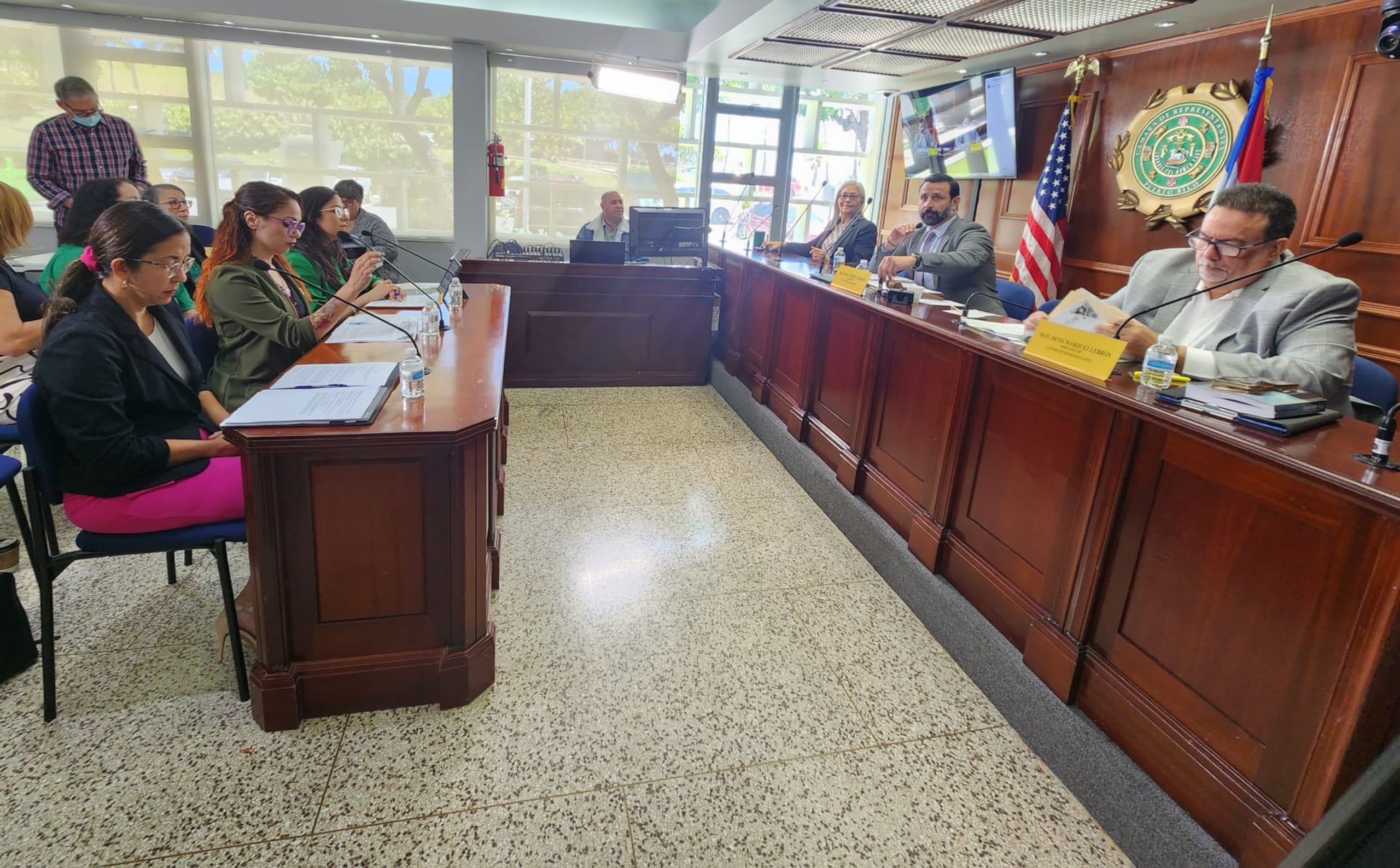 Los representantes Lisie Burgos, José “Che” Pérez Cordero y Dennis Márquez escuchan a las deponentes durante la vista en que se analizó un proyecto para regular el aborto entre menores de 15 años.