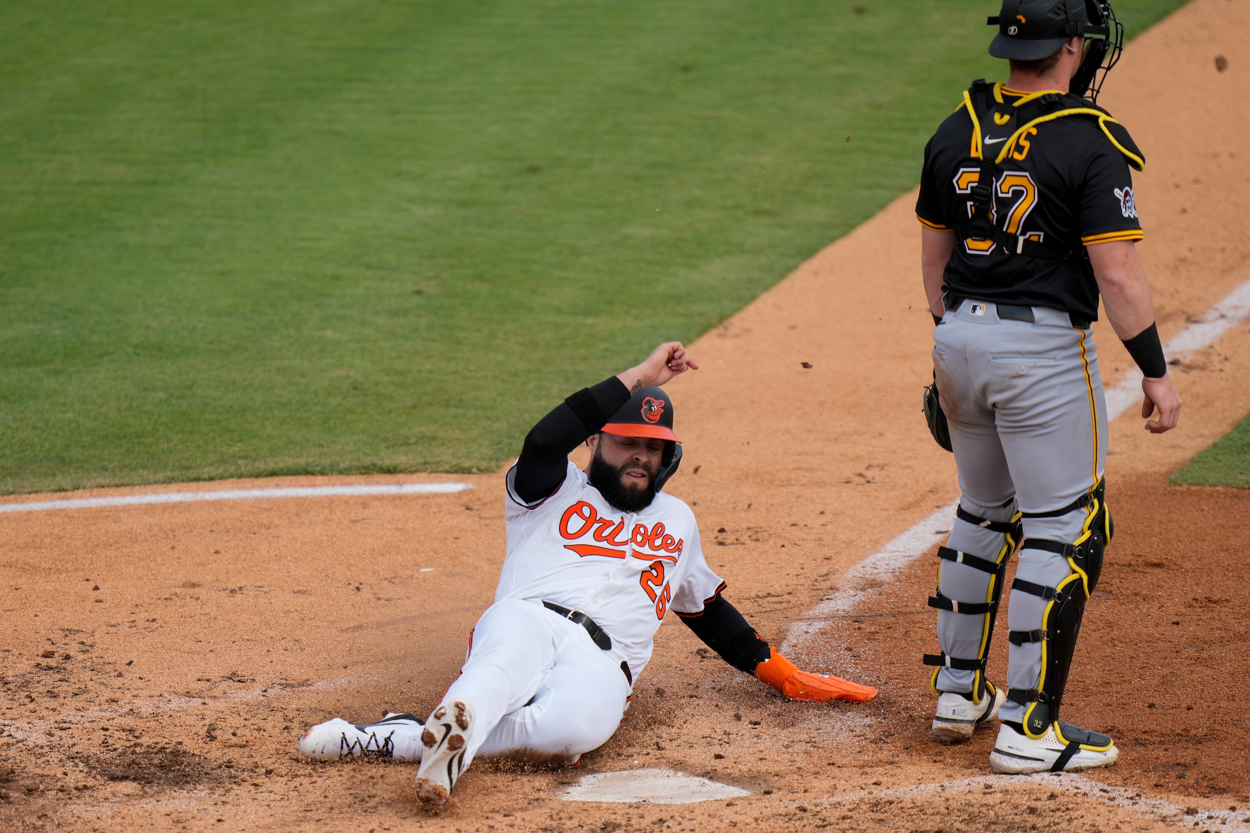 Emmanuel Rivera (26) se desliza a salvo en el plato durante el juego de los Orioles ante los Pirates.