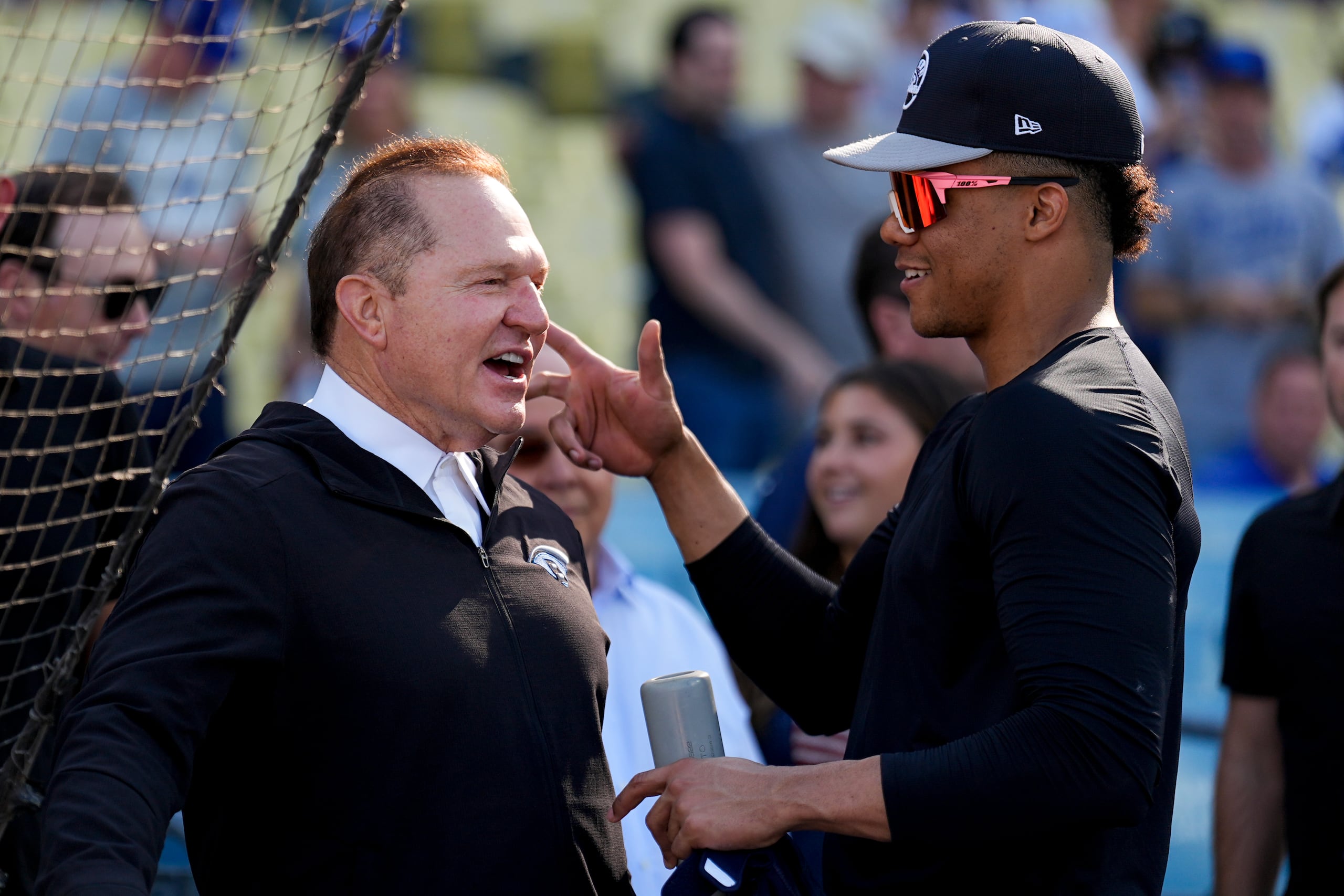 Scott Boras, aquí con Juan Soto durante una etapa preparatoria de la Serie Mundial, ha conversado con Brian Cashman no solo del dominicano sino también de Pete Alonso y además de la posibilidad de una revisión al contrato de Geritt Cole.