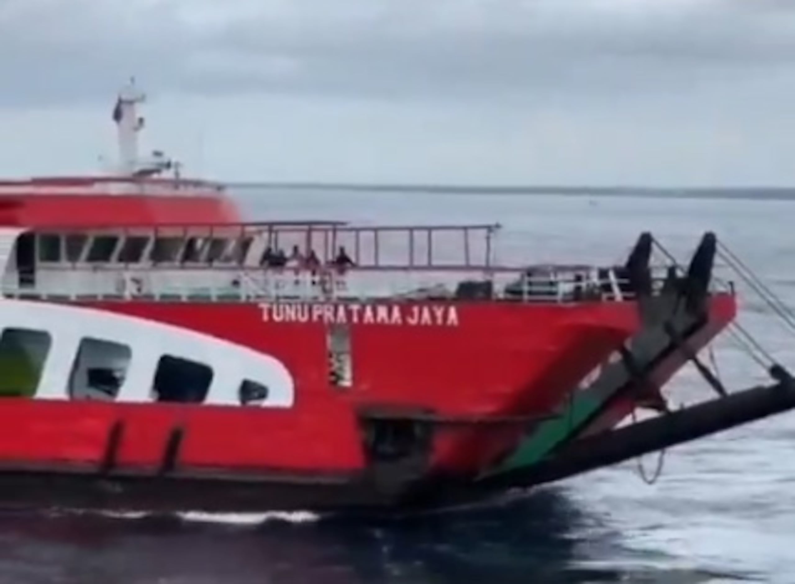 El KMP Tunu Pratama Jaya se hundió casi media hora después de partir el miércoles del puerto de Ketapang, en Java Oriental.