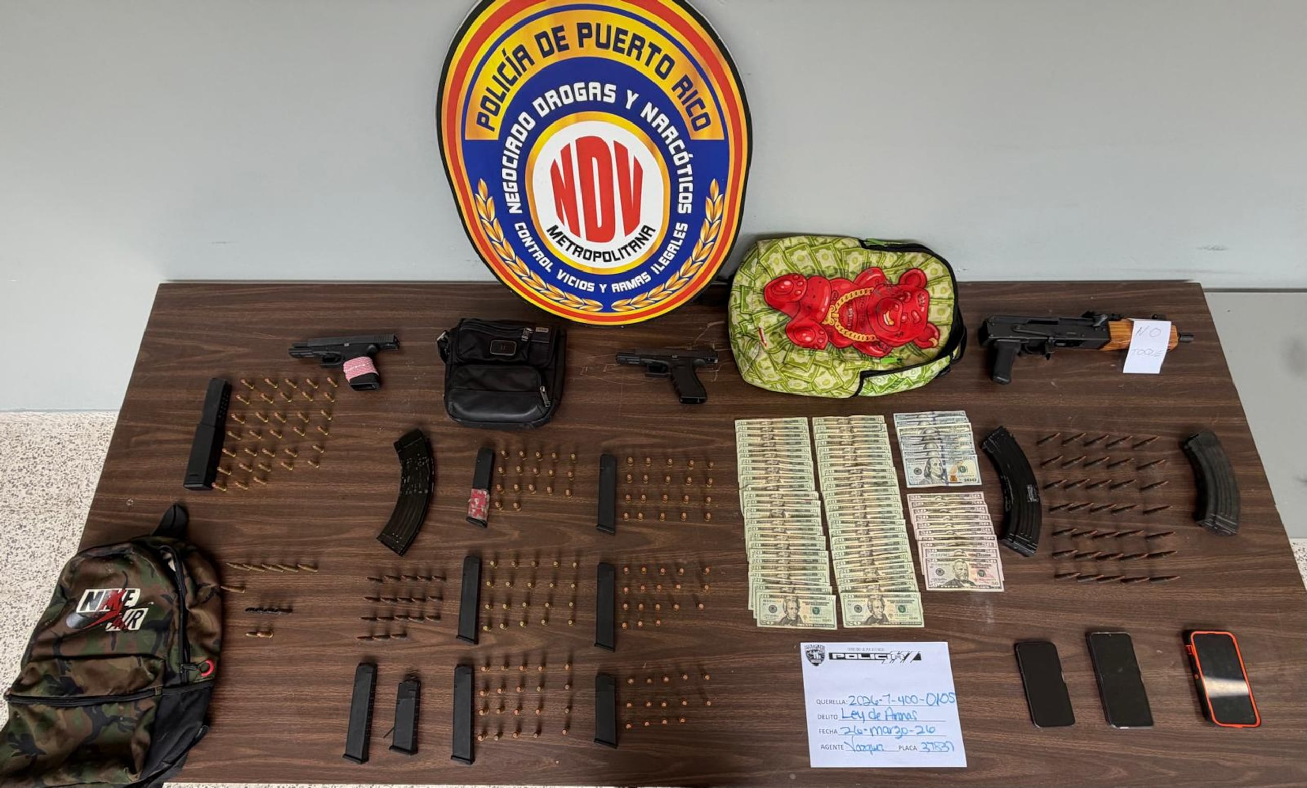 Ocupado durante un allanamiento en una residencia del barrio Cucharillas, en Cataño, donde arrestaron a tres hombres.