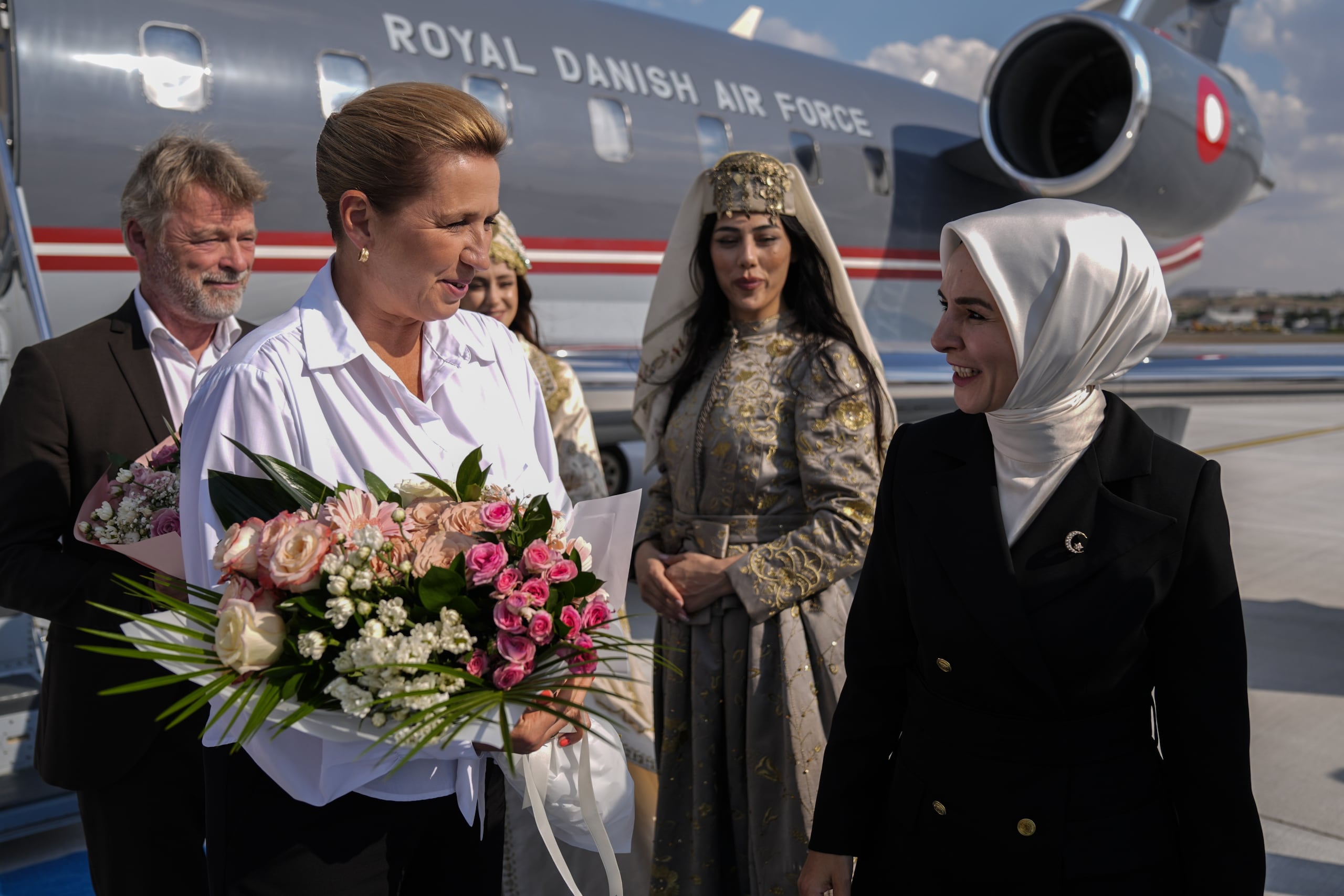La primera ministra danesa, Mette Frederiksen (L), es recibida por la ministra turca de Familia y Servicios Sociales, Mahinur Özdemir Göktas, a su llegada al aeropuerto de Ankara antes de la Cumbre de la OTAN 2026 de Jefes de Estado y de Gobierno en Ankara, Turquía, el 07 de julio de 2026.