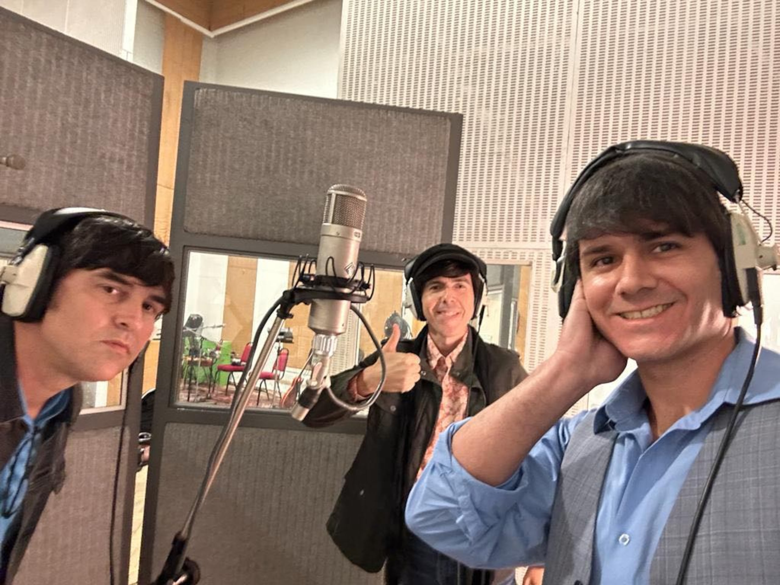 Grabaron junto con el cantante Billy J. Kramer, quien fuera uno de los artistas más importantes del movimiento musical British Invasion de los años 60 con Los Beatles, Gerry & The Pacemakers y The Rolling Stones.
