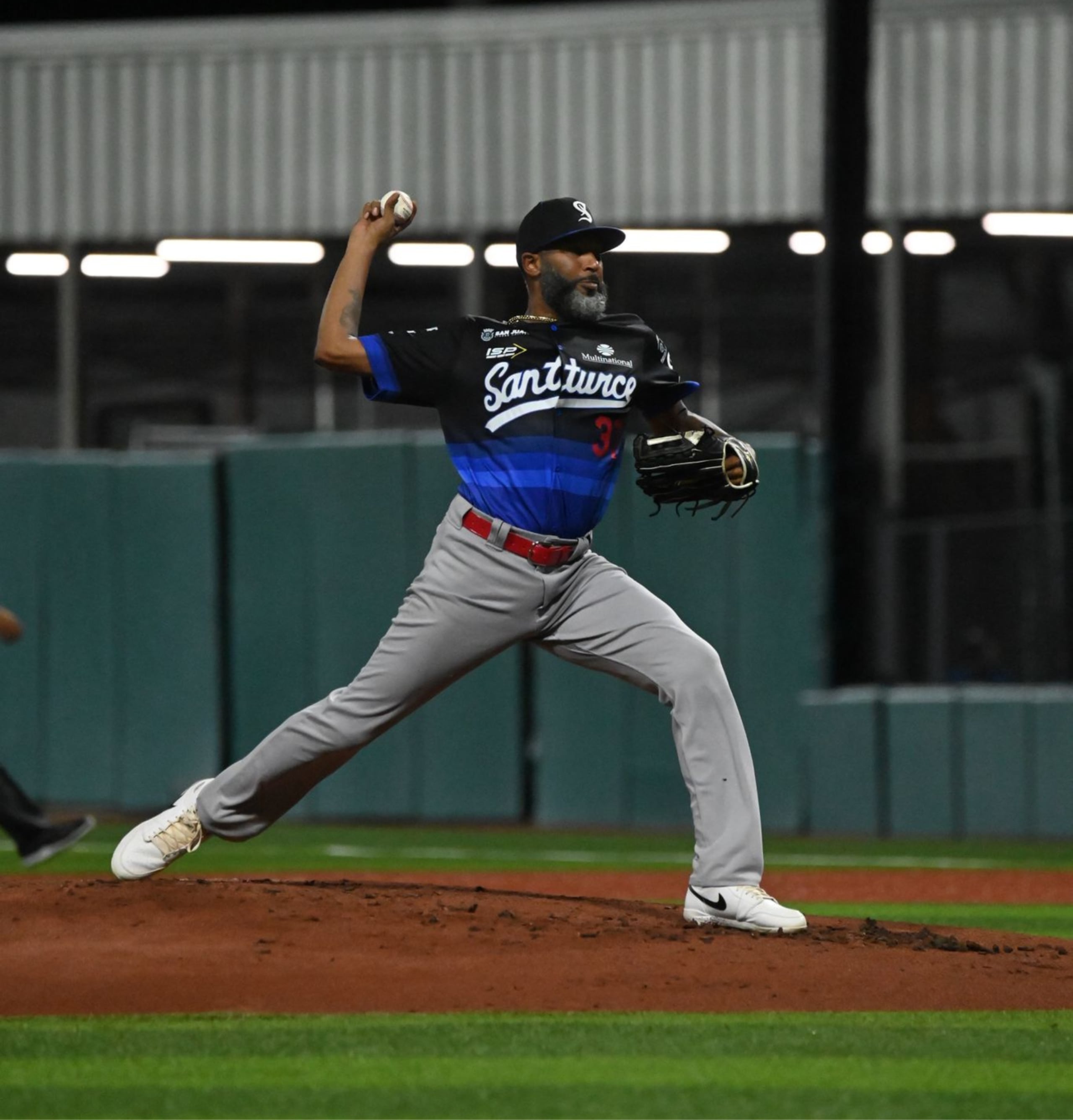 El lanzador Daryl Thompson, de los Cangrejeros de Santurce, durante el partido contra los Senadores de San Juan.