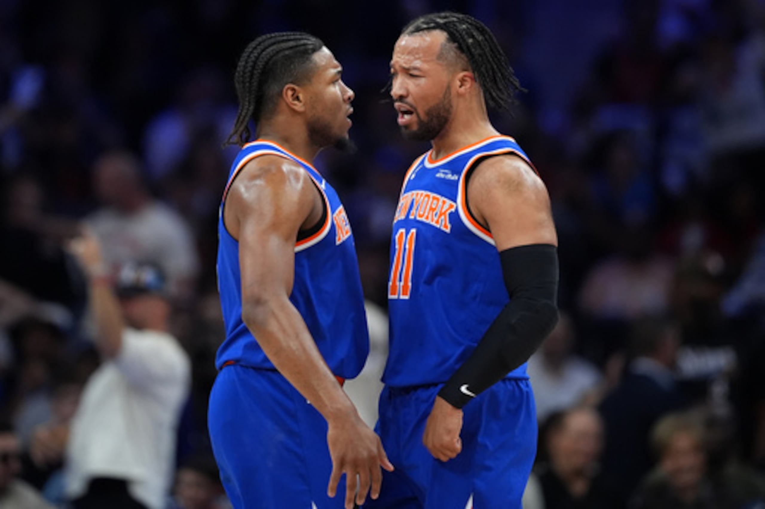 Miles McBride, izquierda, y Jalen Brunson, de los New York Knicks, celebran durante la primera mitad del cuarto partido contra los Philadelphia 76ers en la segunda ronda de los playoffs de baloncesto de la NBA, el domingo 10 de mayo de 2026, en Filadelfia. (AP Photo/Matt Slocum)