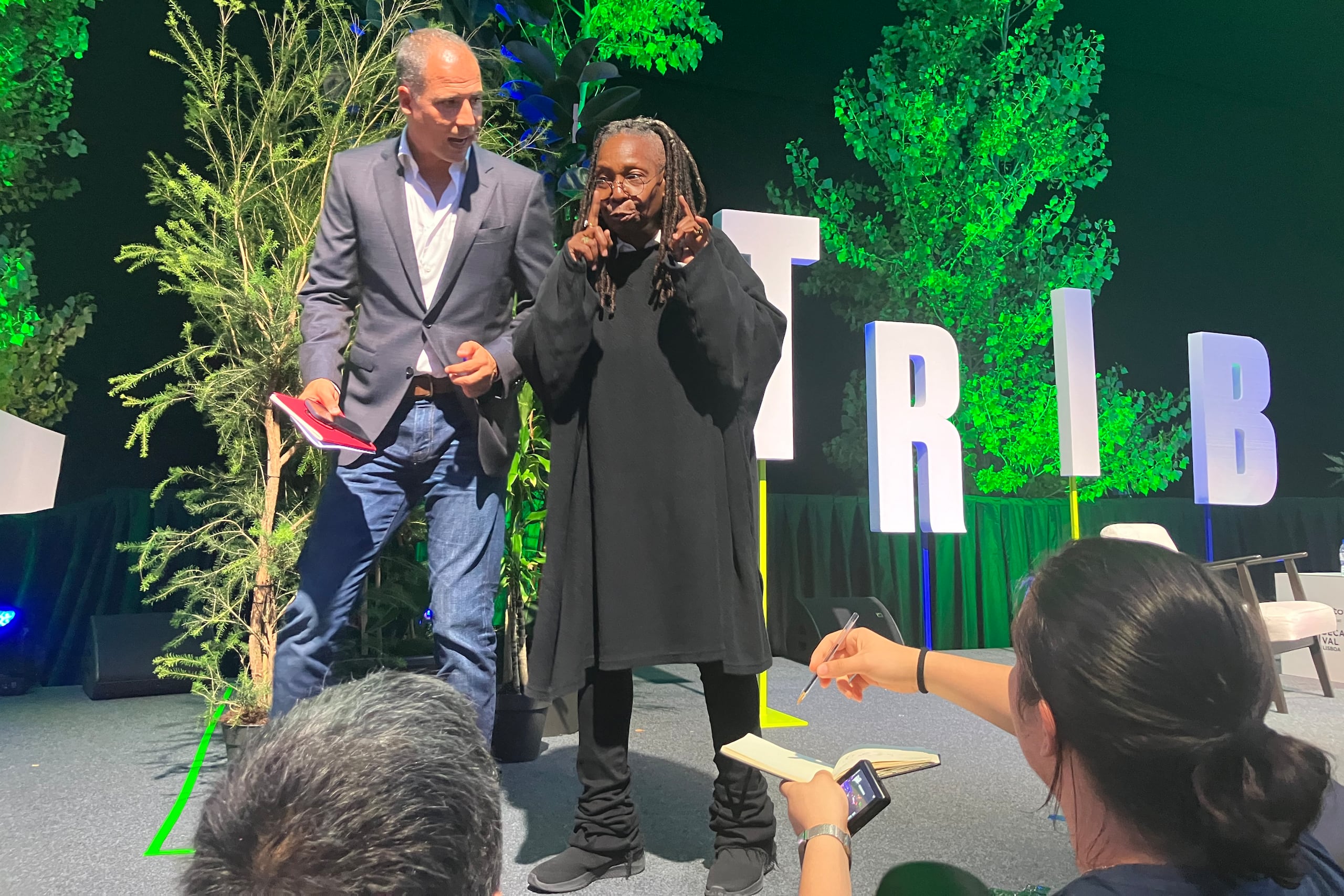 La actriz, comediante y presentadora estadounidense Whoopi Goldberg (derecha) afirmó este viernes que la risa es terapéutica cuando se pierde a un ser querido, porque "sirve para seguir respirando" y aseguró que ella misma se ríe en los funerales durante una charla con el humorista y comentarista político portugués Ricardo Araújo Pereira (izquierda) en la primera edición europea del festival de cine Tribeca, que se celebra en la capital de Portugal. (EFE/ Rocío Muñoz)