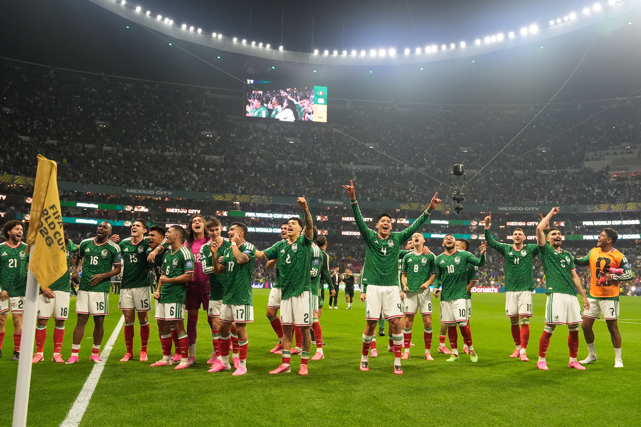 Los jugadores México celebran la victoria sobre Ecuador en los dieciseisavos de final del Mundial.
