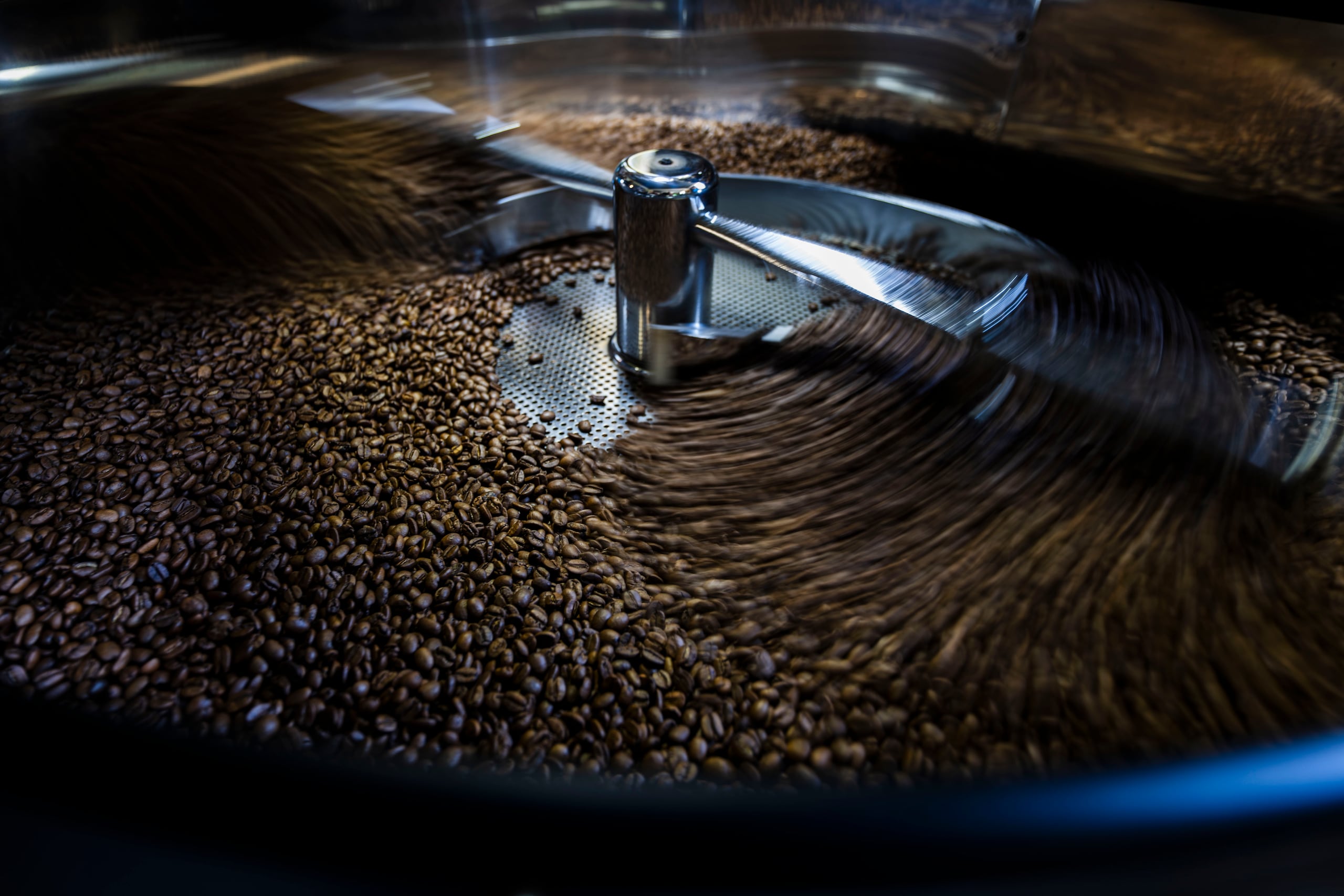 El precio del almud de café, que es una medida española que equivale a 28 libras, es de $18.