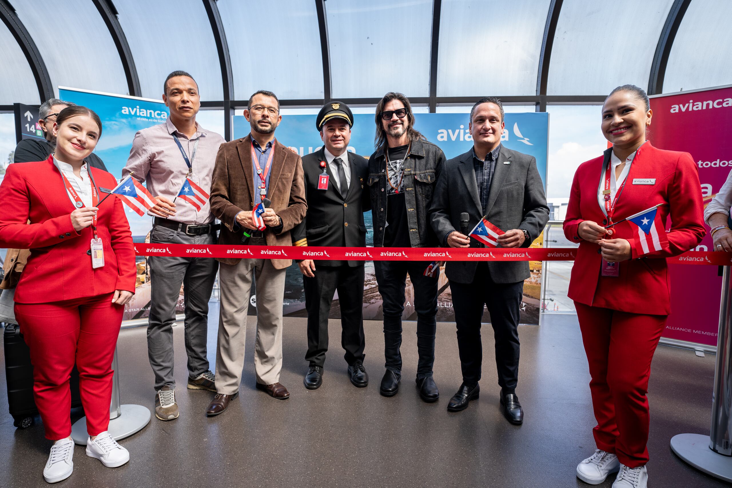 De celebración, despegó el primer vuelo directo entre la ciudad de Medellín en Colombia y San Juan, Puerto Rico