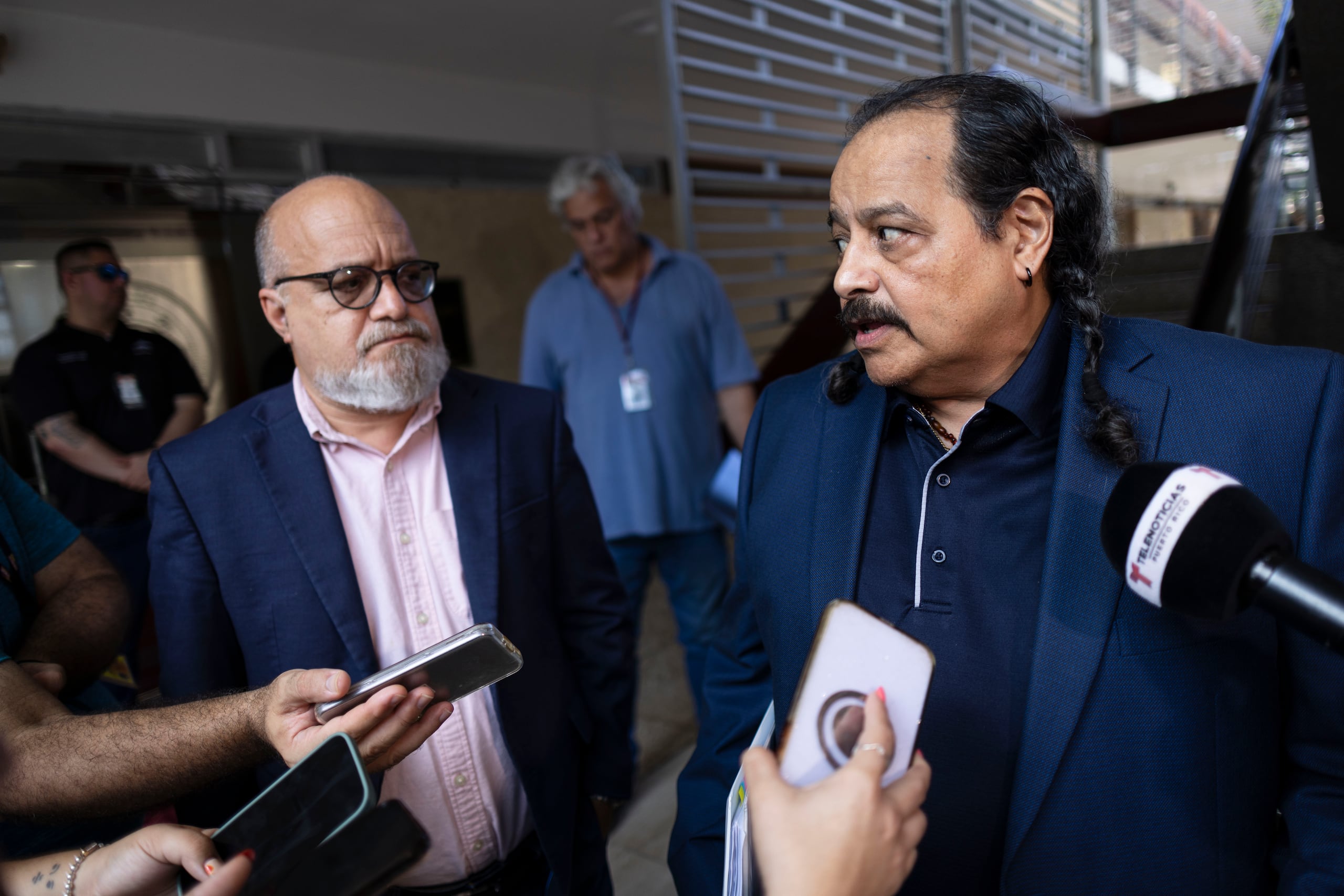 Los senadores Rafael Bernabe y José Vargas Vidot criticaron al secretario de Justicia, Domingo Emanuelli, por no asistir a la vista convocada para la mañana por la Comisión de Iniciativas Comunitarias, Salud Mental y Adicción, y presentarse en la tarde a una vista ejecutiva, asegurando que no dijo nada que no se hubise podido decir públicamente. 
Foto por:  
Xavier Araújo | GFR Media
xavier.araujo@gfrmedia.com
Araujo