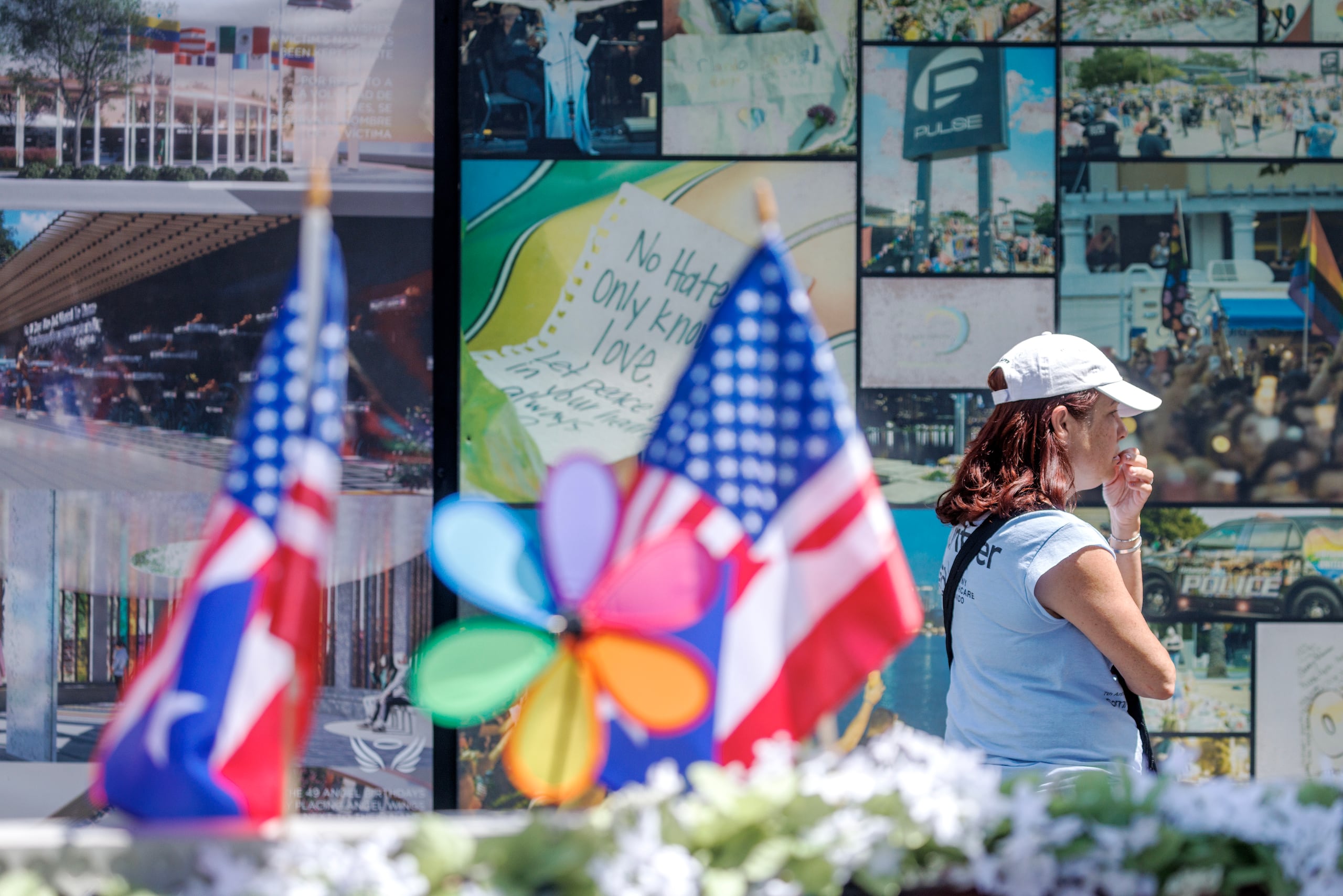 Personas visitan el monumento conmemorativo provisional Pulse en el sitio del tiroteo en el club nocturno Pulse de 2016 en Orlando, Florida, EE. UU. EFE/CRISTOBAL HERRERA-ULASHKEVICH