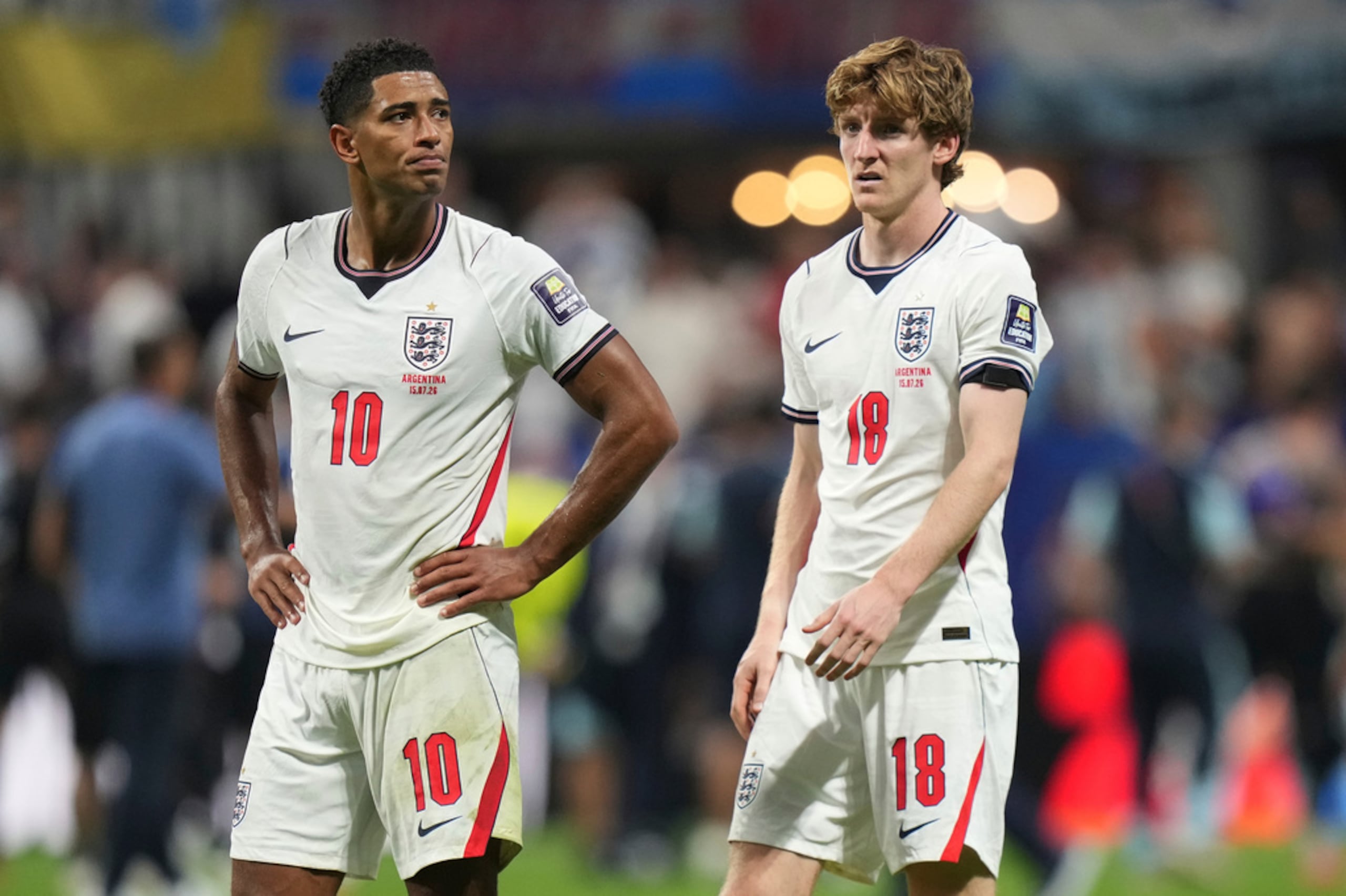 Anthony Gordonm a la derecha, y Jude Bellingham reaccionan a la derrota de Inglaterra ante Argentina en la semifinal del Mundial.