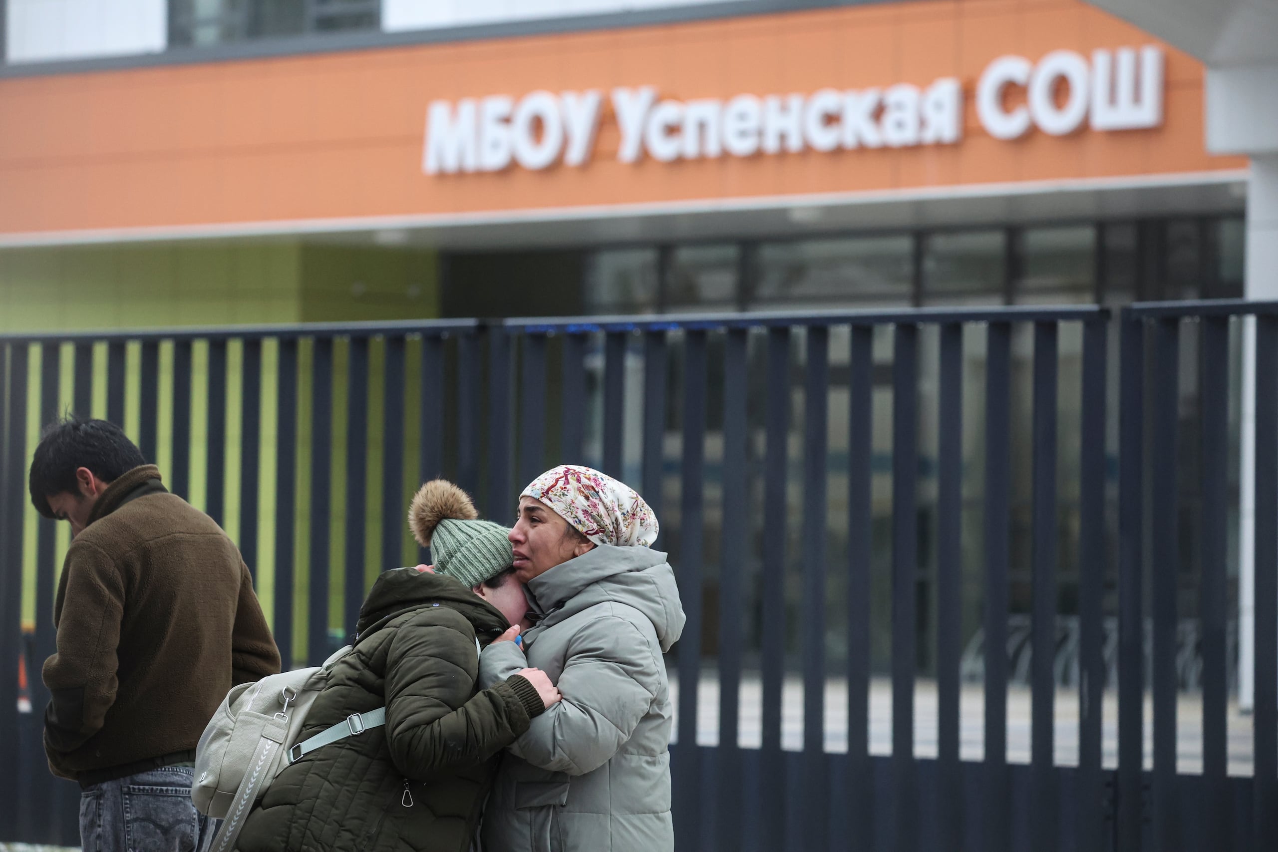 Familiares del niño asesinado lloran junto a la entrada de la Escuela Uspenskaya en el Distrito de Odintsovo de la Región de Moscú, Rusia, el 16 de diciembre de 2025. EFE/EPA/MAXIM SHIPENKOV