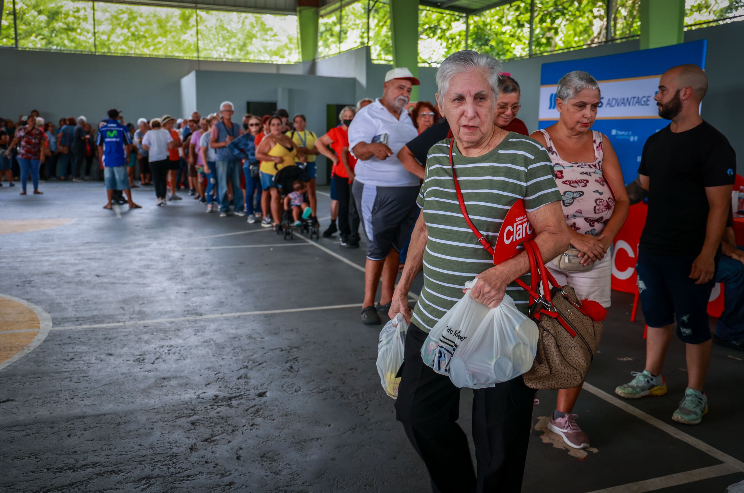 Cientos de personas abarrotaron la cancha del barrio Barahona de Morovis, donde se repartieron comidas calientes y compras a los asistentes y se ofrecieron orientaciones y servicios a los moroveños.