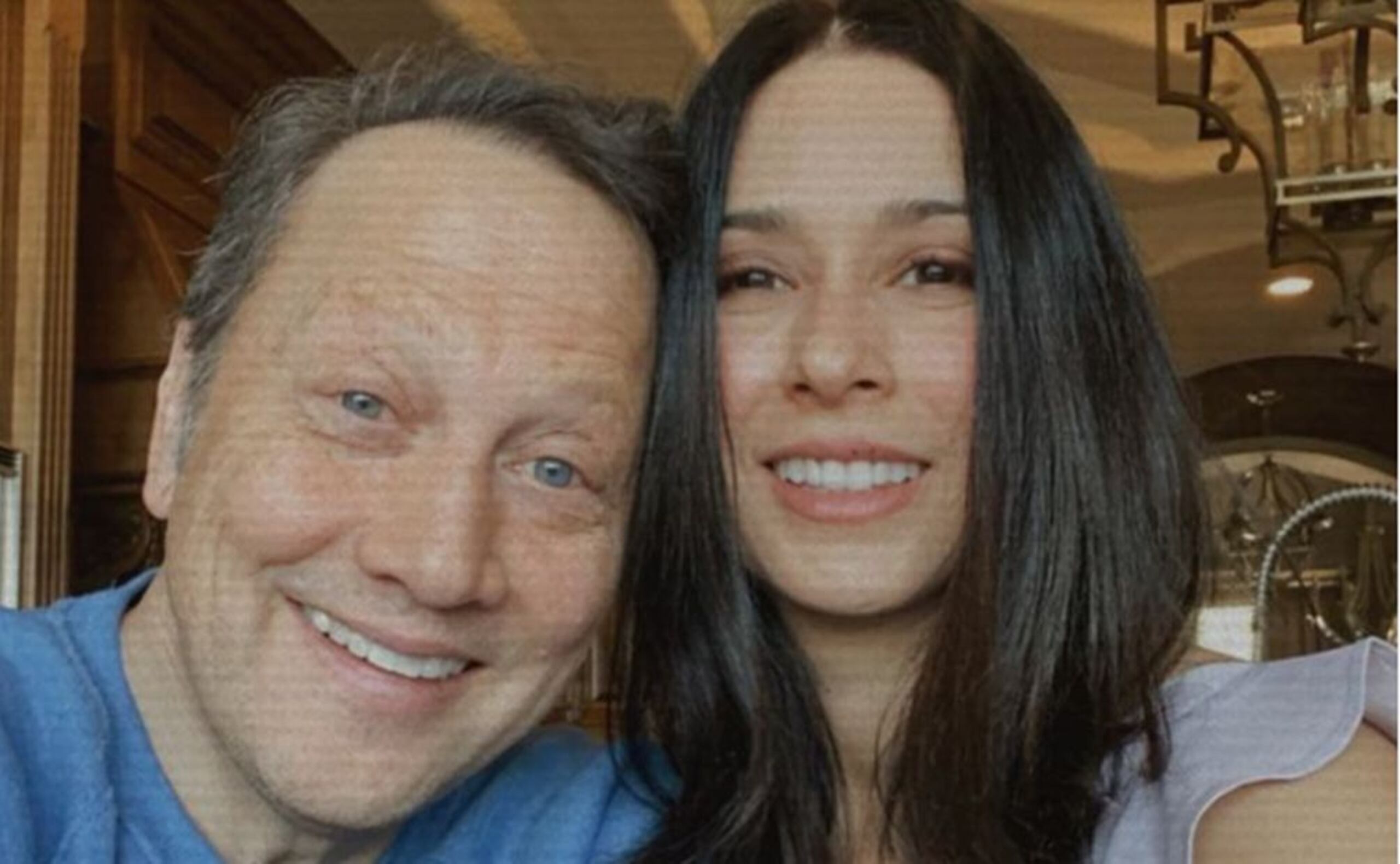 Rob Schneider esta casado con la mexicana Patricia Maya, con quien tiene dos hijas, y en su casa se habla español.