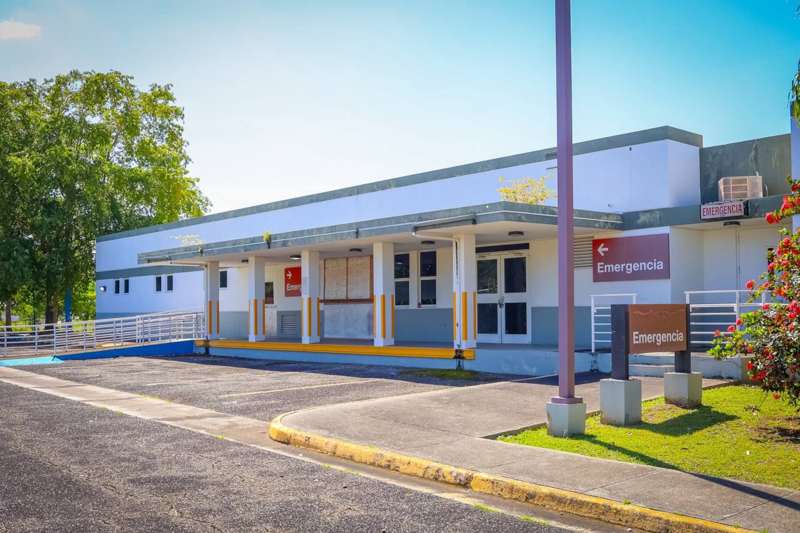 Comisión de Salud del Senado investiga las condiciones del antiguo Centro de Salud Familiar del municipio de Rincón.