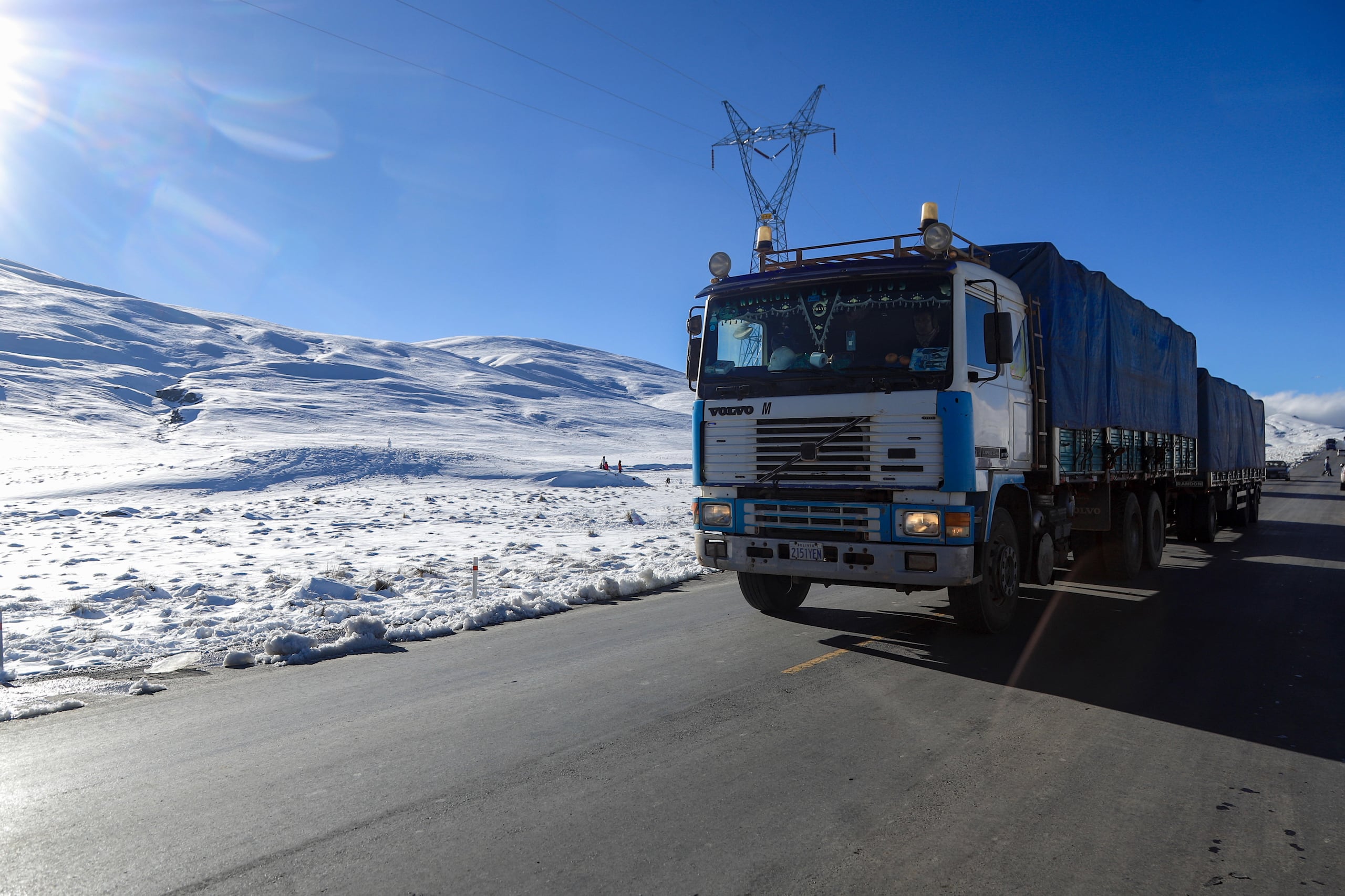 Fotografía que muestra un vehículo transitando en una carretera en La Cumbre, en La Paz (Bolivia). (EFE/ Gabriel Márquez)