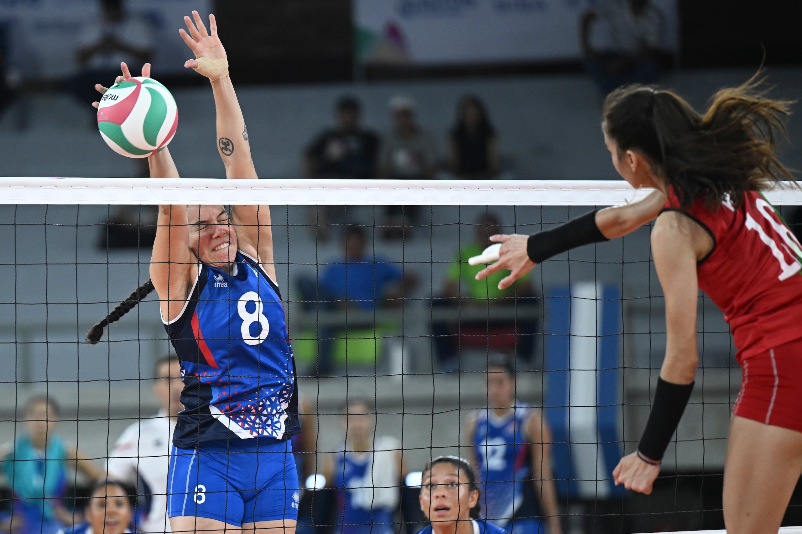 Paola Rojas (8) es la octava jugadora boricua en la prestigiosa Serie A1 de Italia y la primera en la posición de central.