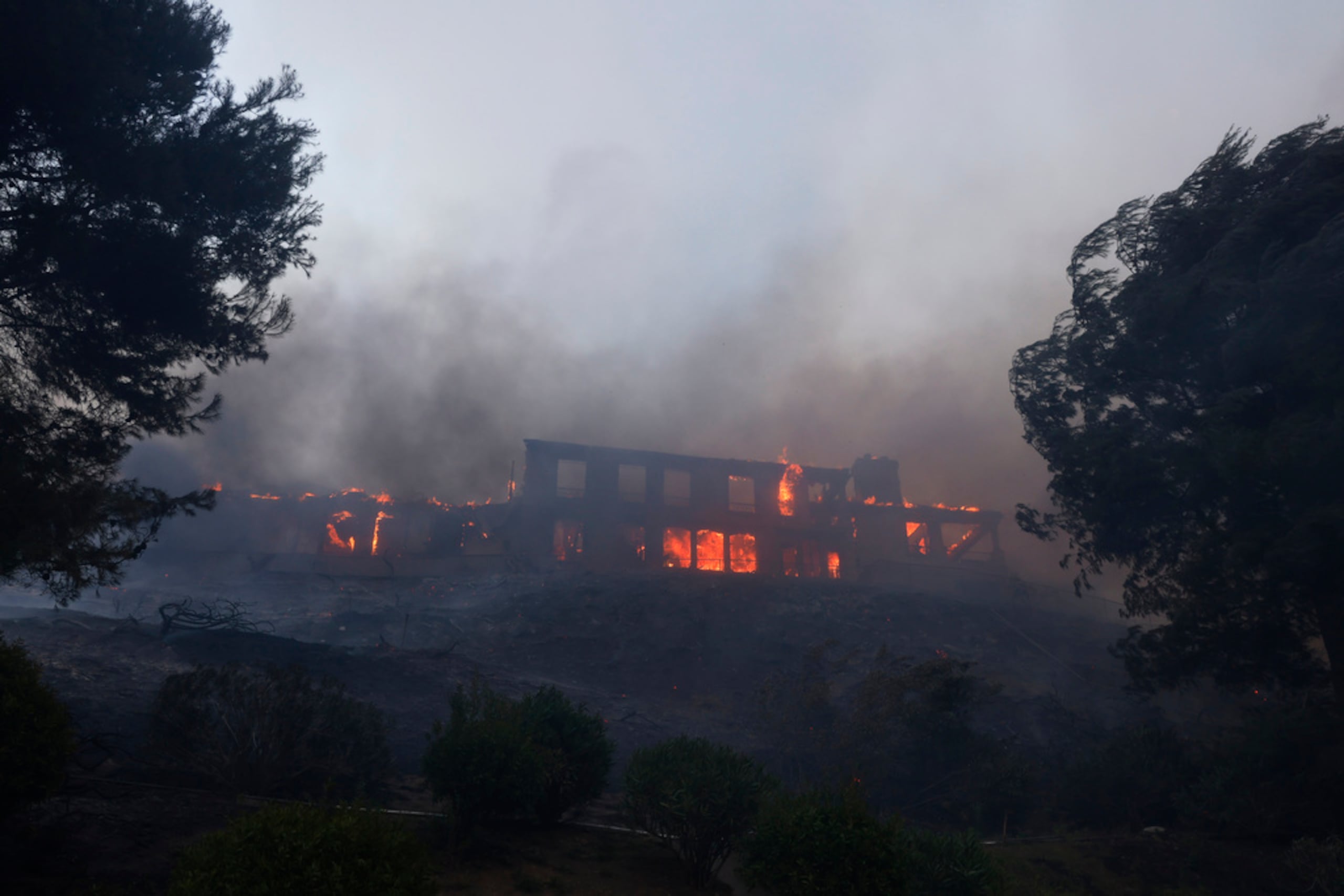 Una vivienda arde durante un incendio que azota el vecindario Pacific Palisades, en Los Ángeles, el 7 de enero de 2025. (AP Foto/Etienne Laurent)