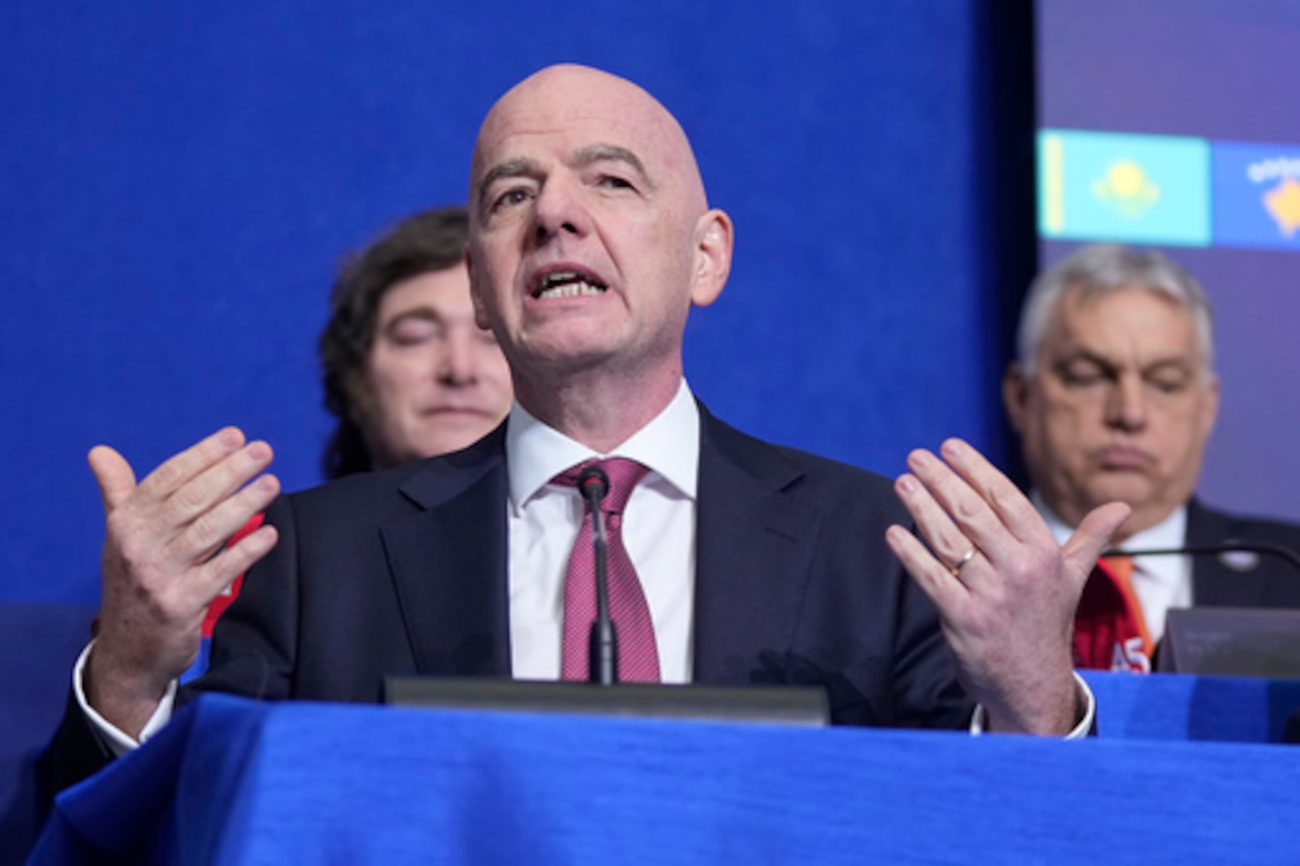 Infantino enfrenta una rebelión tras su plan de vender participaciones del Mundial a inversores de capital privado.